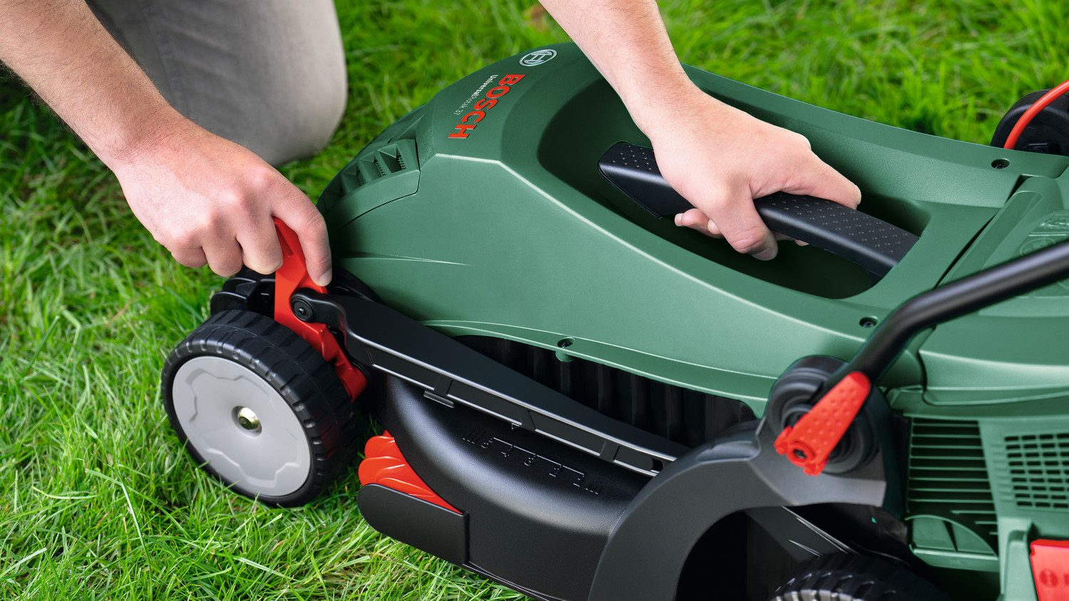 Bosch Home & Garden UniversalRotak 37-550 electric lawnmower, 37 cm cutting width