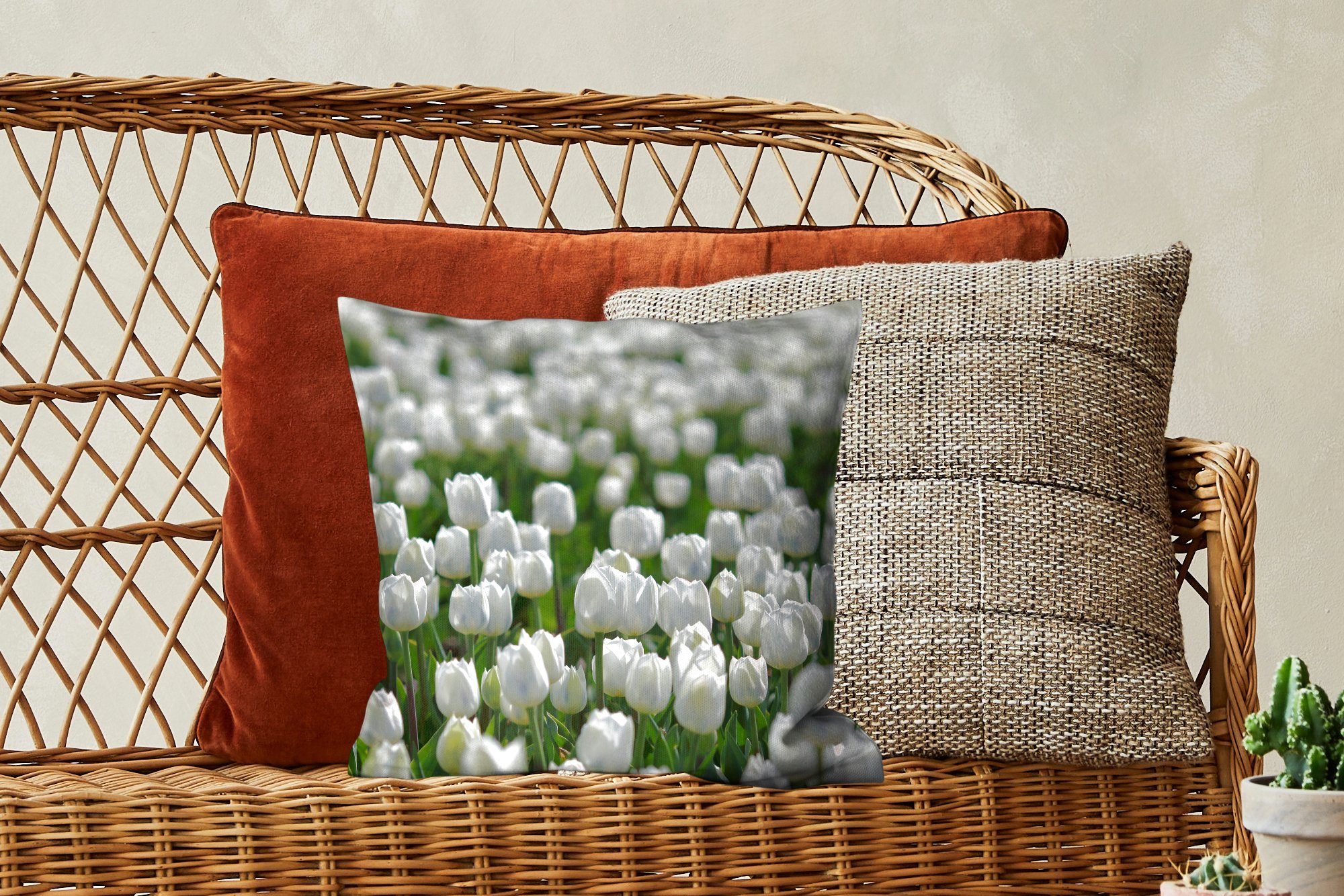 Zierkissen mit Frühling, Gebiet Dekokissen Ein MuchoWow für Wohzimmer, Sofakissen Schlafzimmer, im Tulpen weißen mit Deko, Füllung
