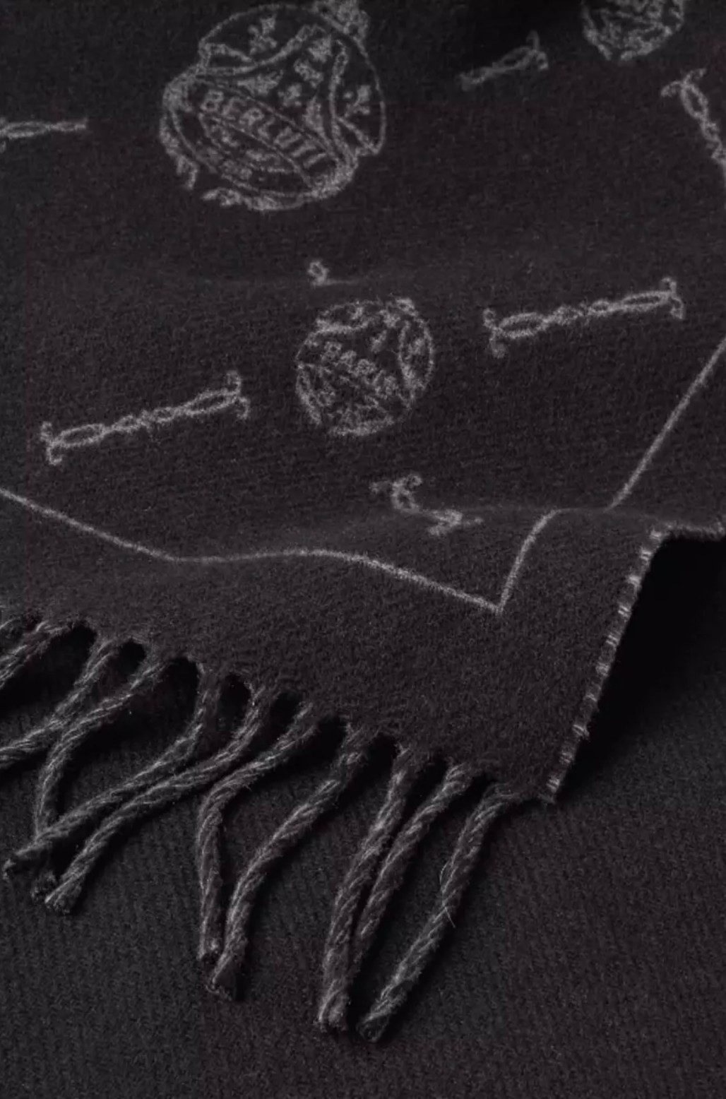 Berluti Wollschal Double Face Signature Fringed Logo-Intarsia, wird durch das unverwechselbare Signature-Motiv von Berluti ergänzt