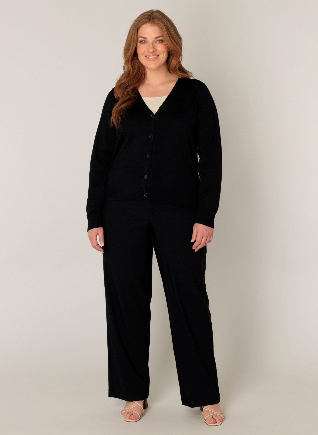 Base Level Curvy Cardigan BAS-YVONNE mit V-Ausschnitt und Knopfleiste