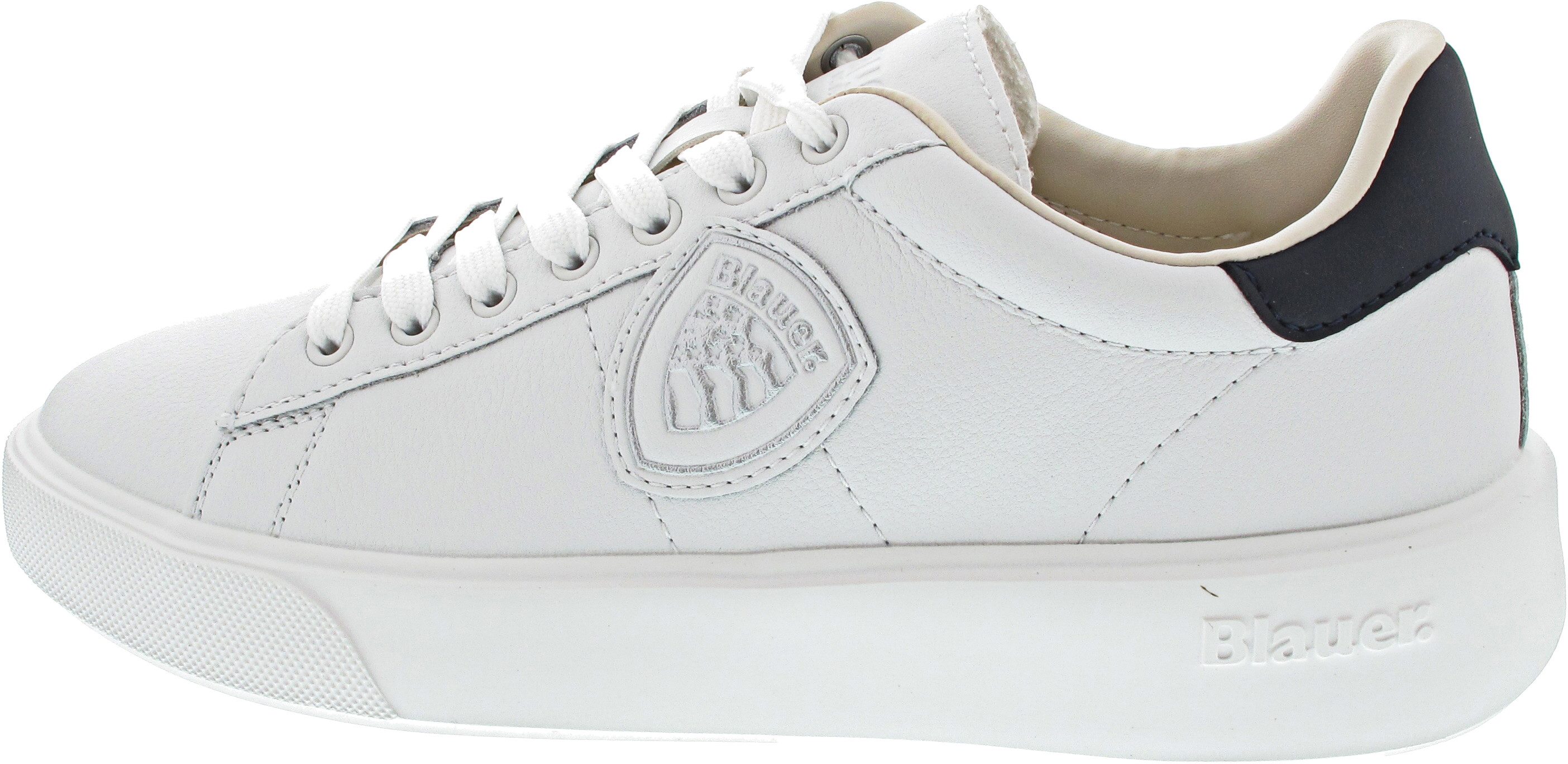 Blauer Sneaker. € 129,95