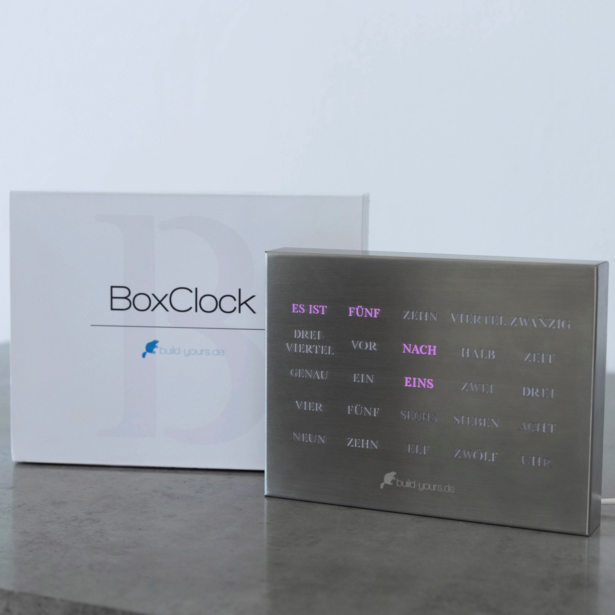build-yours.de Tischuhr BoxClock Edelstahl - Die Wortuhr für den Schreibtisch - LED Standuhr