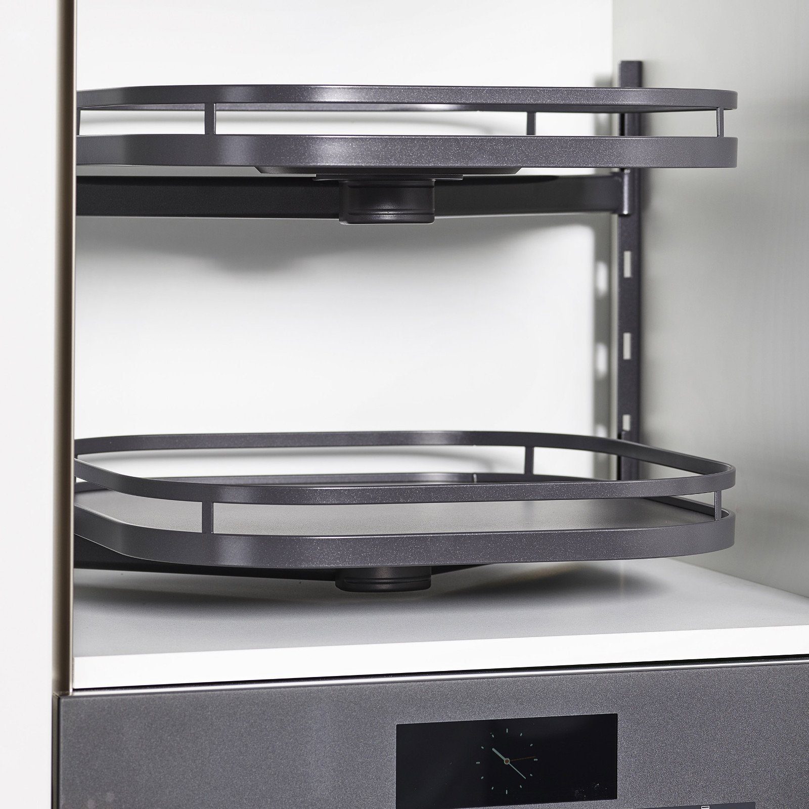 Kesseböhmer Küchenkarussell Drehbeschlag TurnMotion II mit ARENA Style Tablaren, anthrazit, für 60er-Hochränke Hochschrankbeschlag