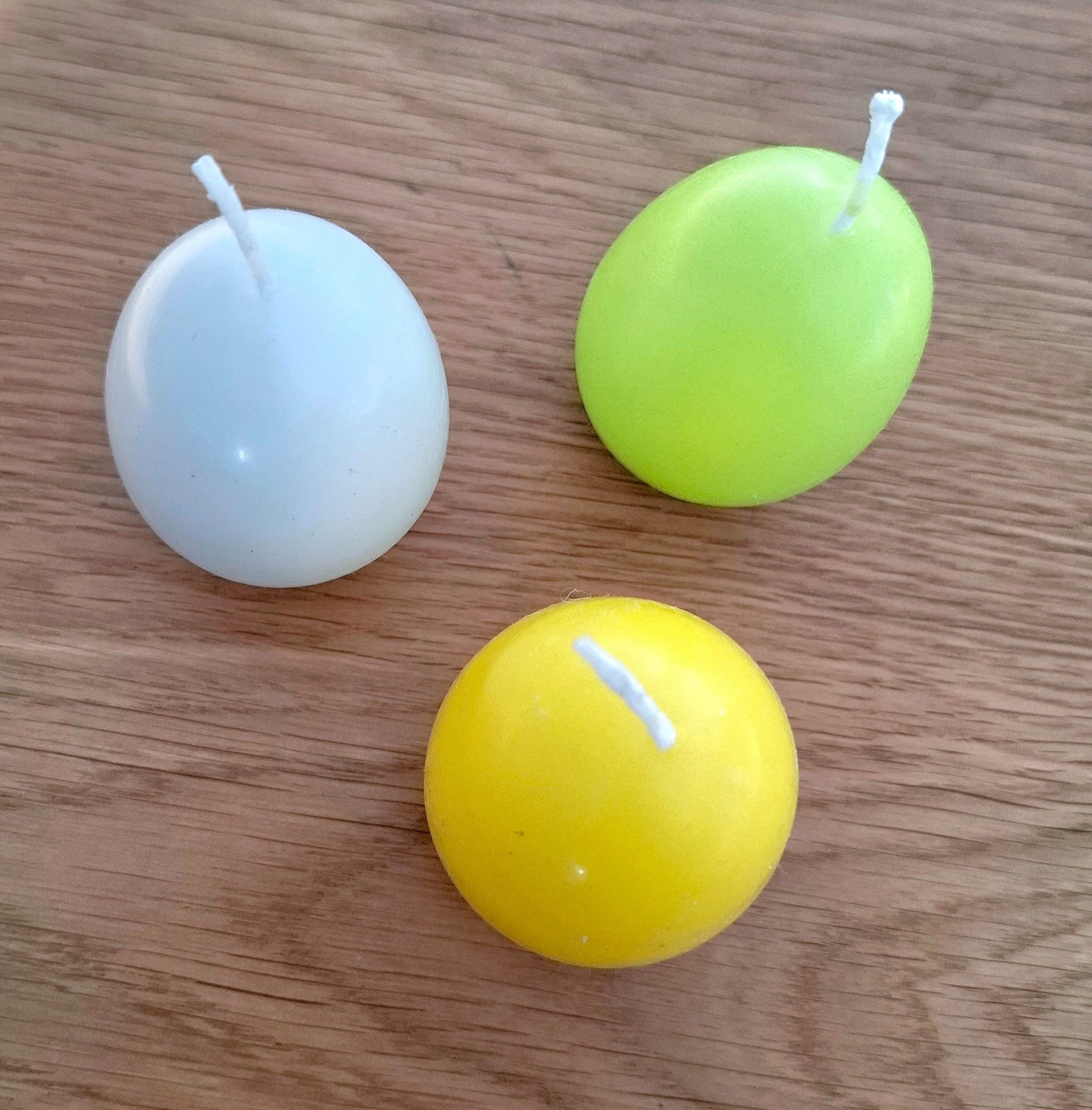 meytrade Formkerze Eikerzen im Set, Osterdeko für den Tisch, Osterkranz im Frühling (3-tlg), Qualitätskerzen mit langer Brenndauer