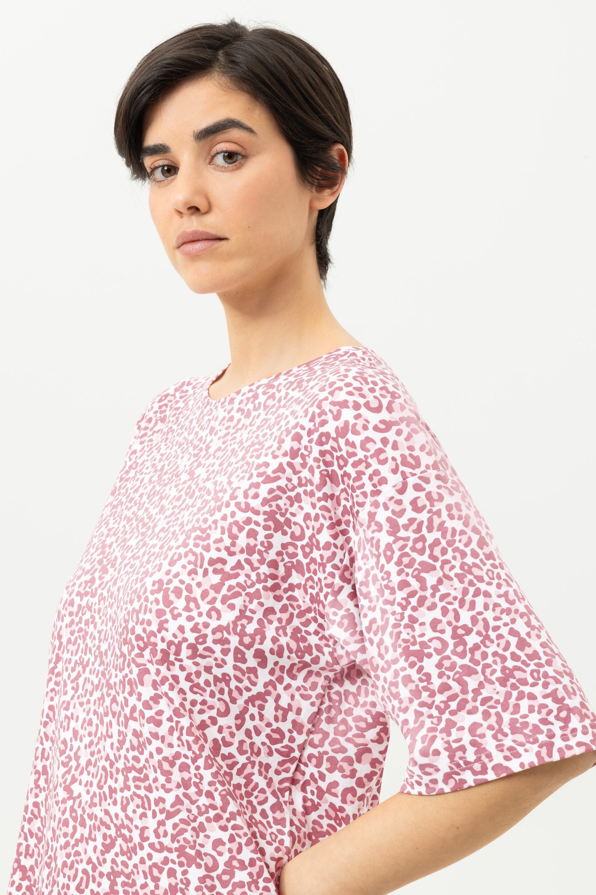 Mey Nachthemd Mey Damen Bigshirt kurzarm Serie Sleepy Leo (1-tlg) Feminines Nachthemd, Gemustert, Interlock, Baumwolle