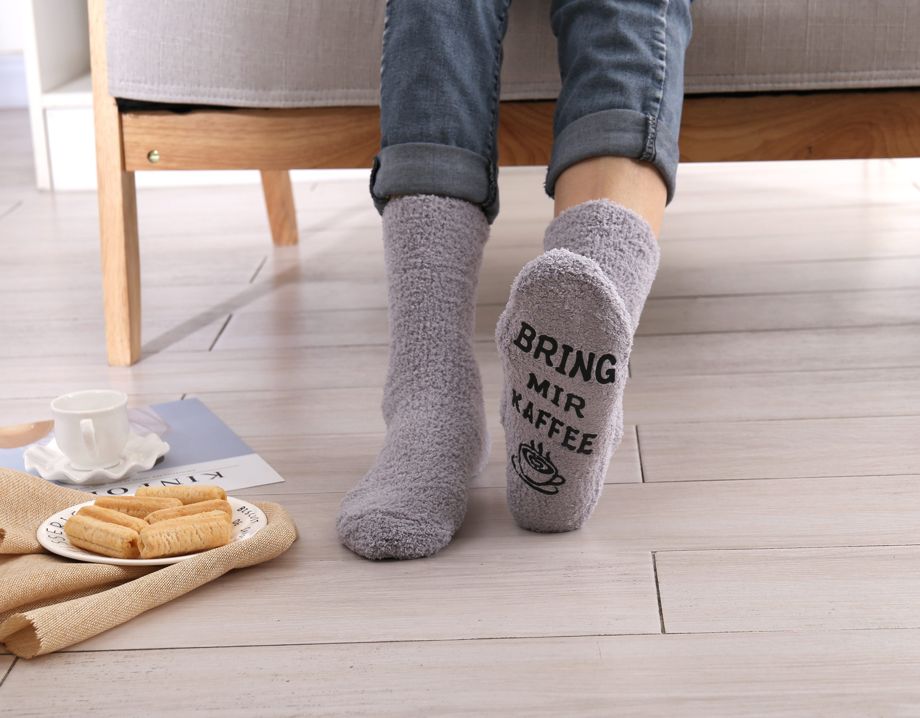 Lucadeau Kuschelsocken mit Spruch "bring mir Kaffee", Geschenk zu Weihnachten (Cupcake Verpackung, 1 Paar) rutschfest, Gr. 36-43, Geschenke für Frauen, Geburtstagsgeschenk