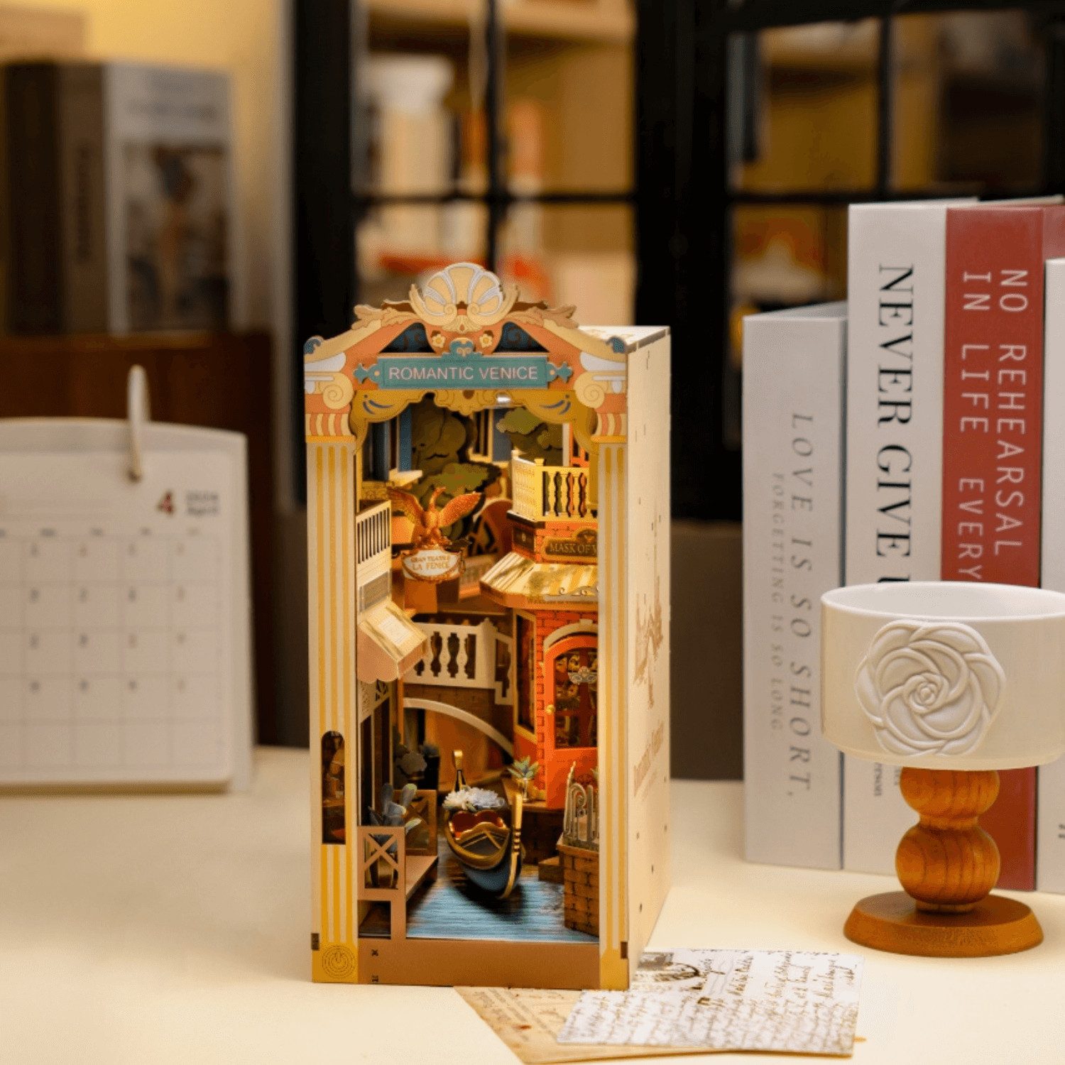 Robotime Buchstütze Romantisches Venedig Diorama aus Holz – Bild 4 von 5