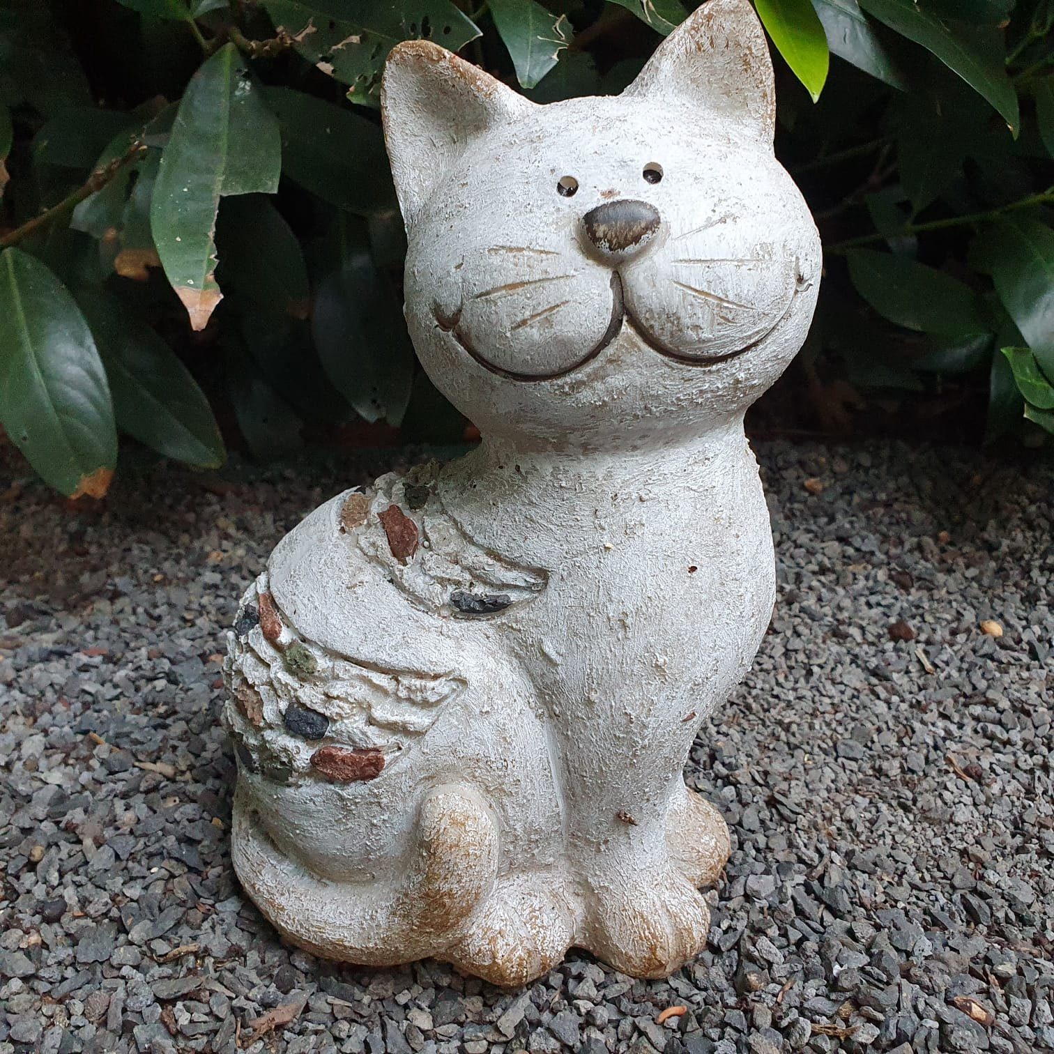 Gartenfigur Katze Mit Schmetterling – Graue Deko-Statue Für Garten, Terrasse Oder Innenbereich