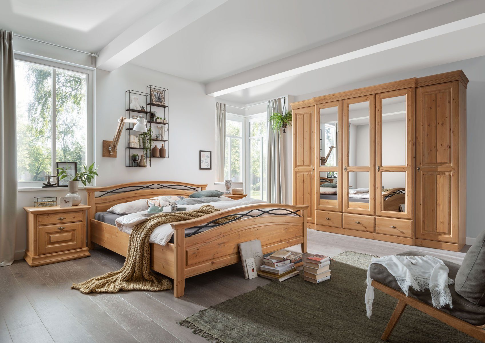 Casamia Komplettschlafzimmer Schlafzimmer Catania Kleiderschrank 5-türig  Bett 180 x 200 cm u. 2 Nachttische Holz massiv natur
