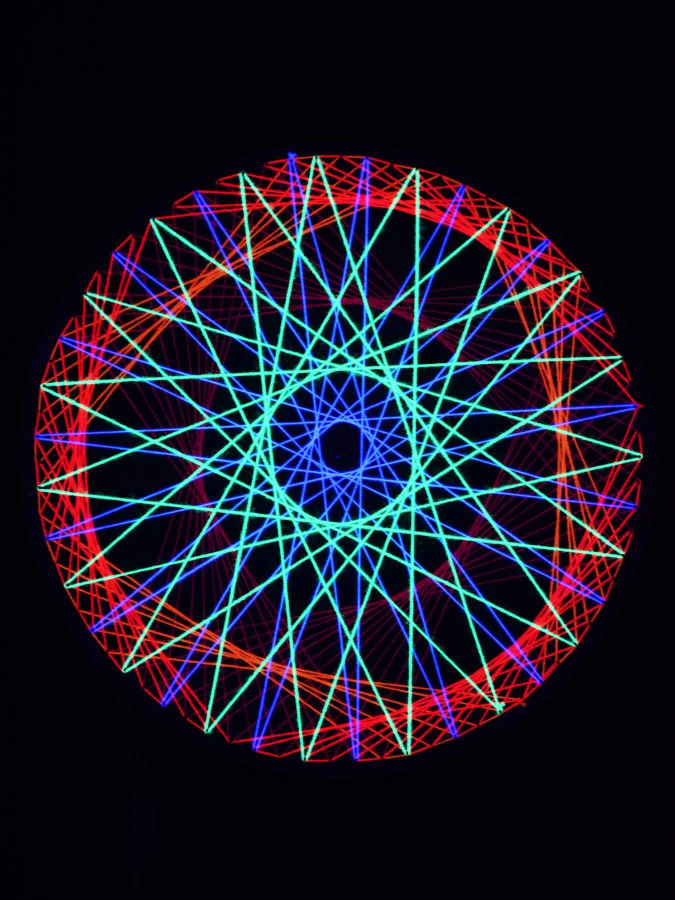 Dekoobjekt StringArt Fadendeko leuchtet 2D Schwarzlicht 40cm, Kreis unter Schwarzlicht Wheel", UV-aktiv, "Spinning PSYWORK