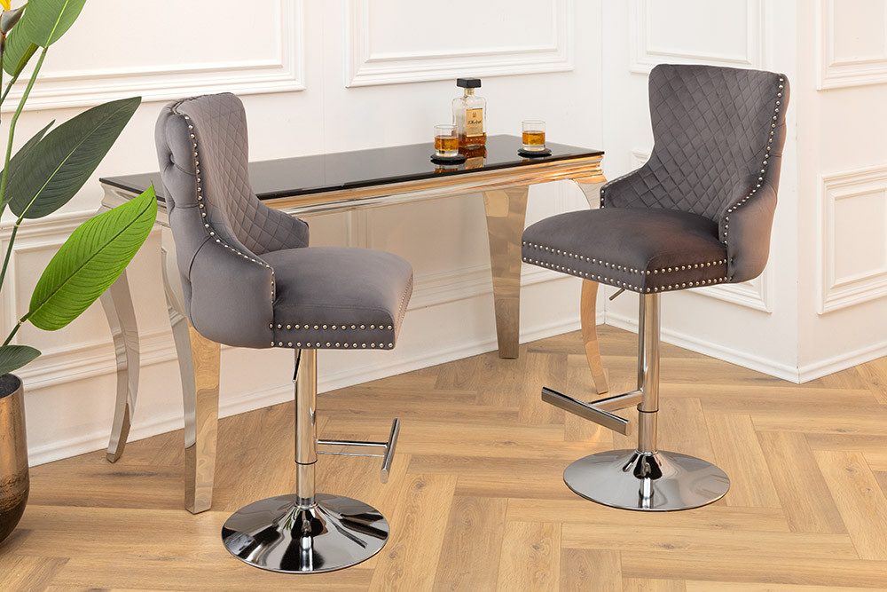 riess-ambiente Barhocker CASTLE DELUXE grau/silber · Barstuhl aus Samt mit Löwenkopf & Nieten (Einzelartikel, 1 St), Tulpenfuß aus Edelstahl in Silber-Optik · Bezug in Chesterfield-Design