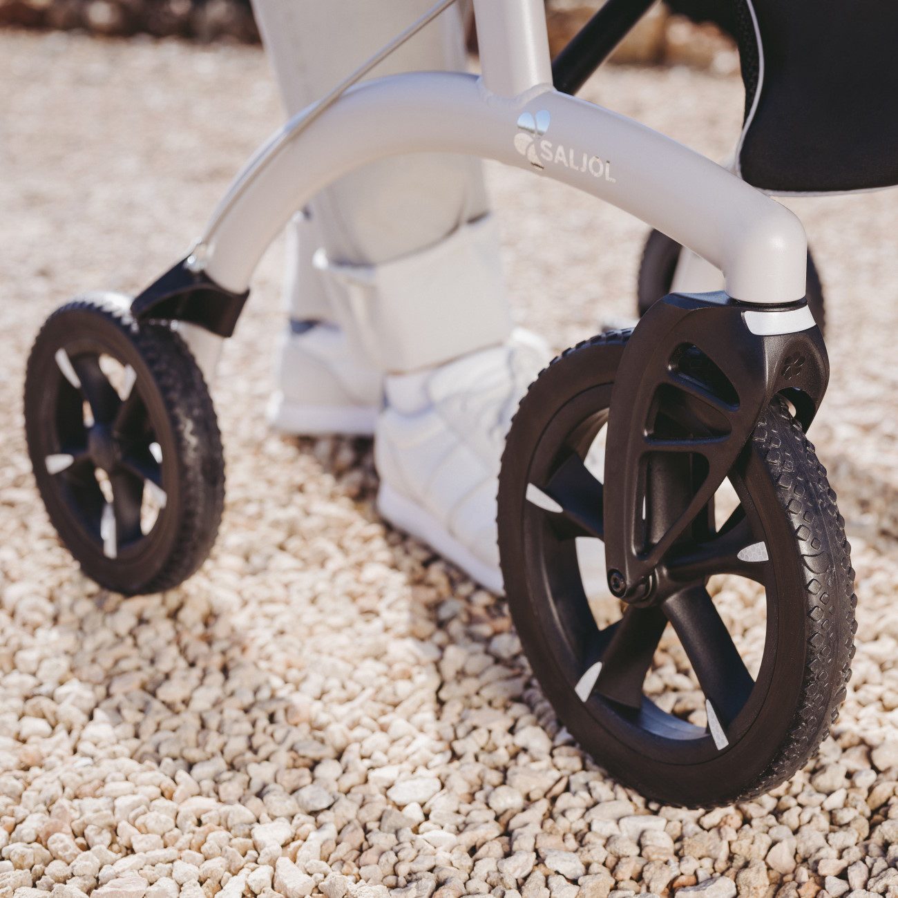 Saljol Rollator Saljol Allround Rollator mit Vollausstattung Farbe: Pearl Grey, Inkl. Rückengurt, Netztasche, Stockhalter, Klingel und LED-Licht