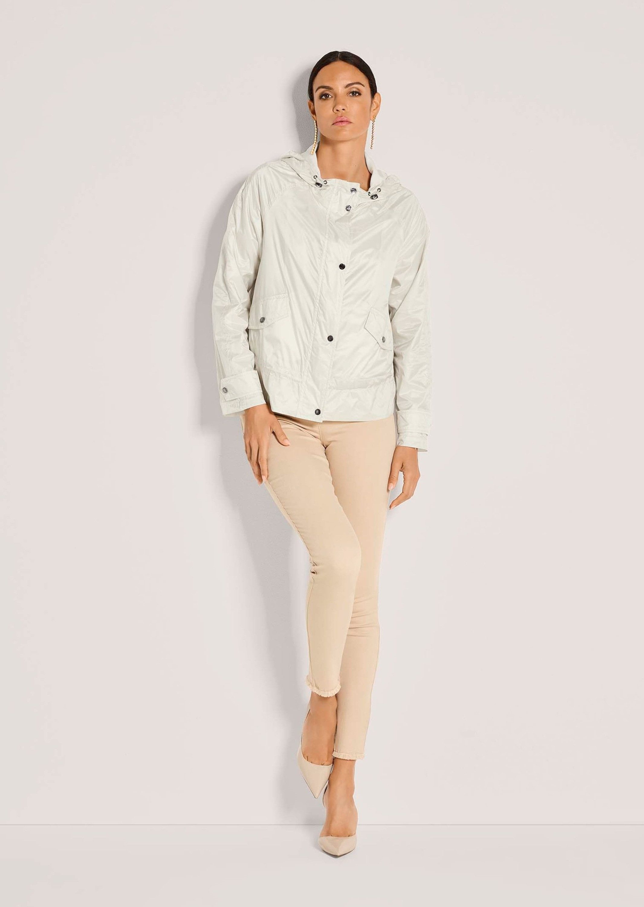 MADELEINE Outdoorjacke Outdoorjacke mit Kapuze, Raglanärmel Unifarbenes Design, variabler Kragen, verdeckter Reißverschluss