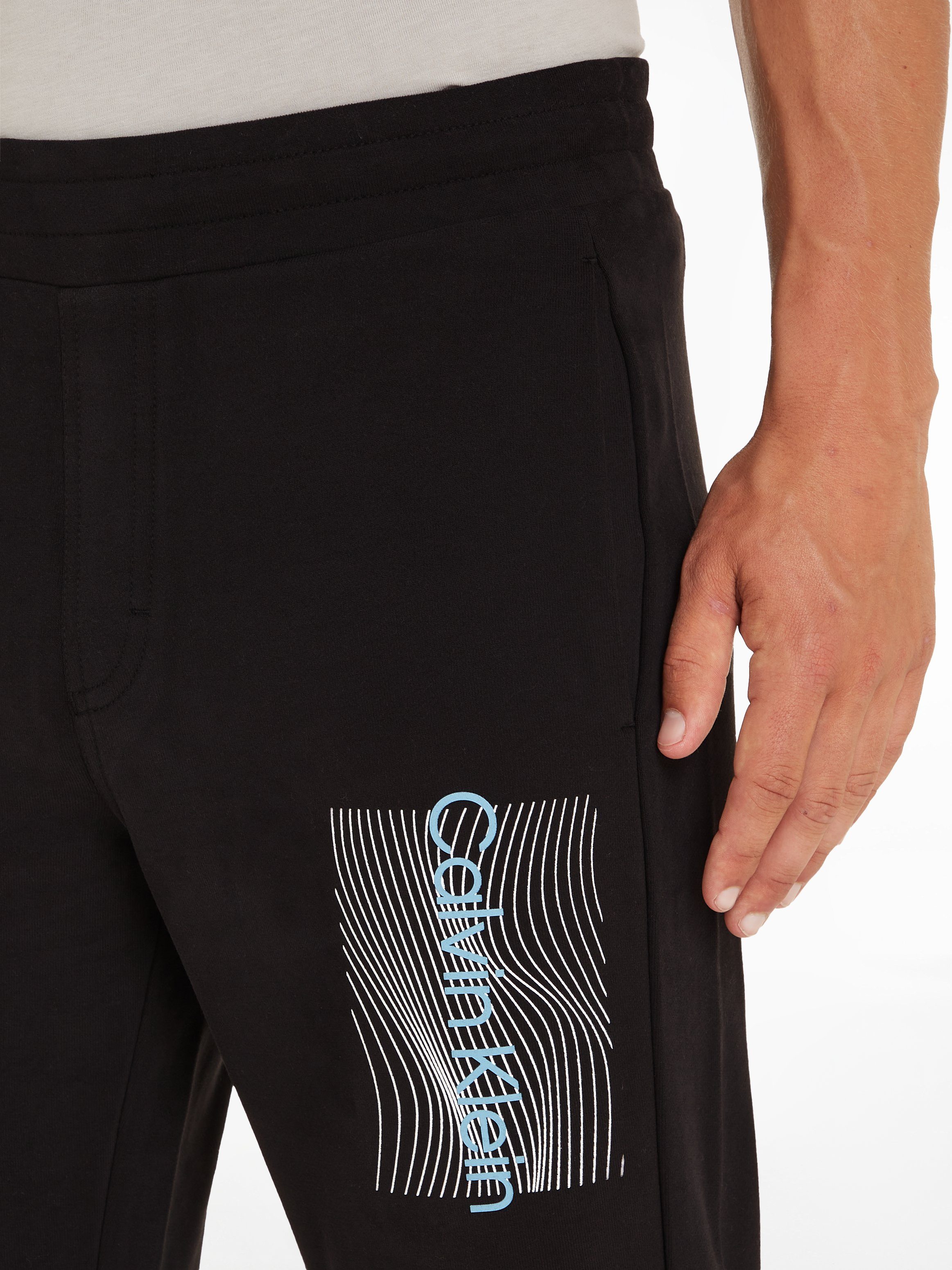 Calvin Klein Sweatpants WAVE LINES mit SWEATPANTS Black Ck Markenlabel HERO LOGO
