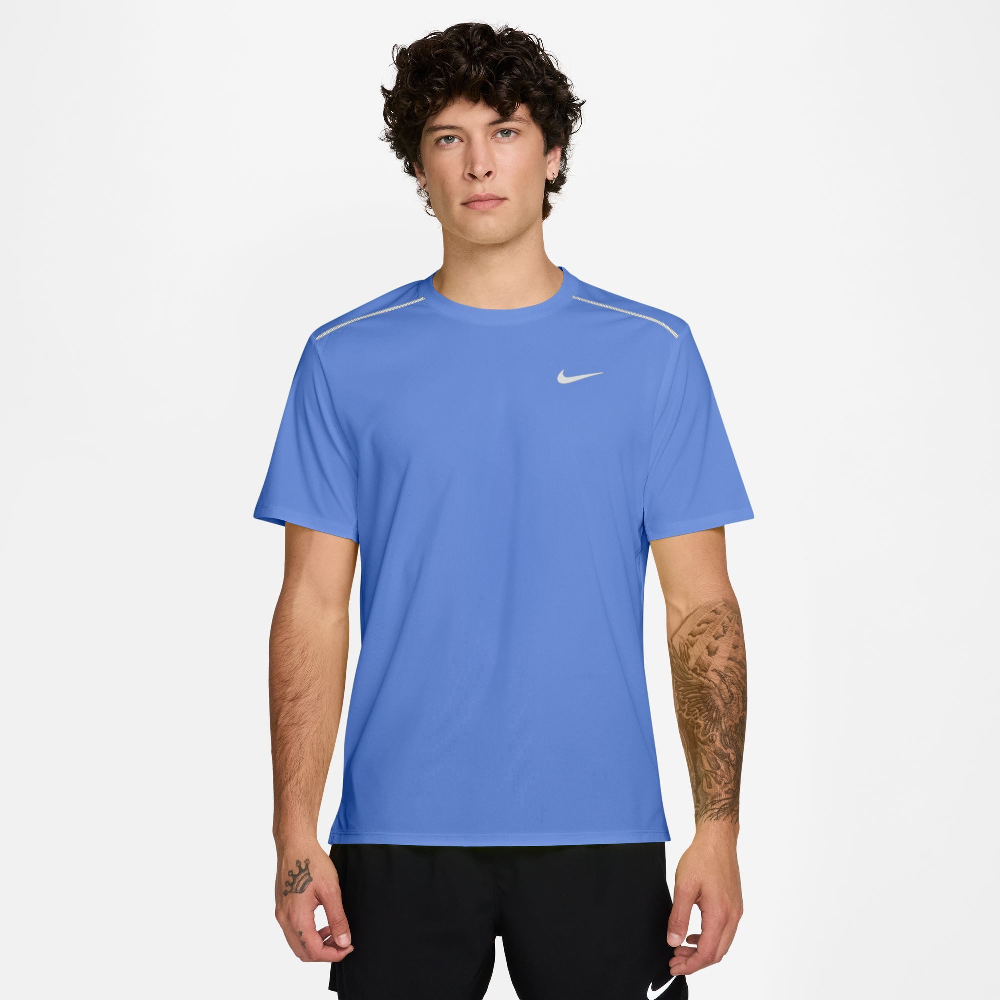 Nike Laufshirt M NK DF UV MILER SS sportlicher Schnitt, mit kurzen Ärmeln, mit reflektierenden Details