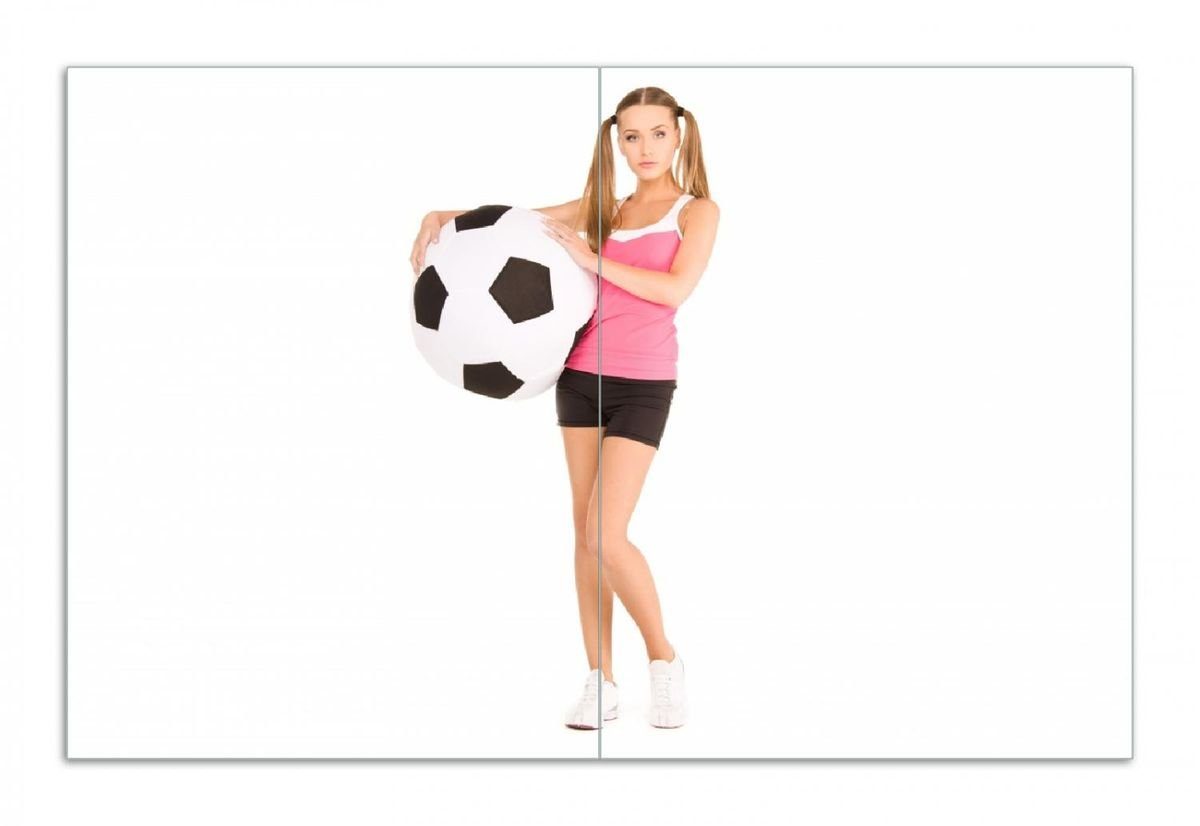 Wallario Herd-Abdeckplatte Schönes Mädchen mit riesigem Fußball Beinen, 5mm ESG-Sicherheitsglas, verschiedene und inkl. tlg., (Glasplatte, Noppen), 2 langen Größen