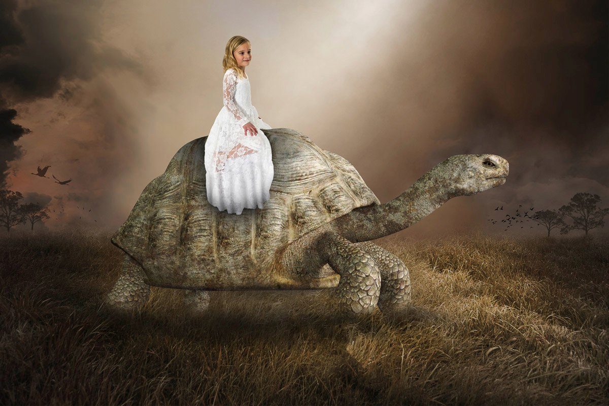 Papermoon Fototapete Surreale Mädchen Schildkröte Liebe Hoffnung