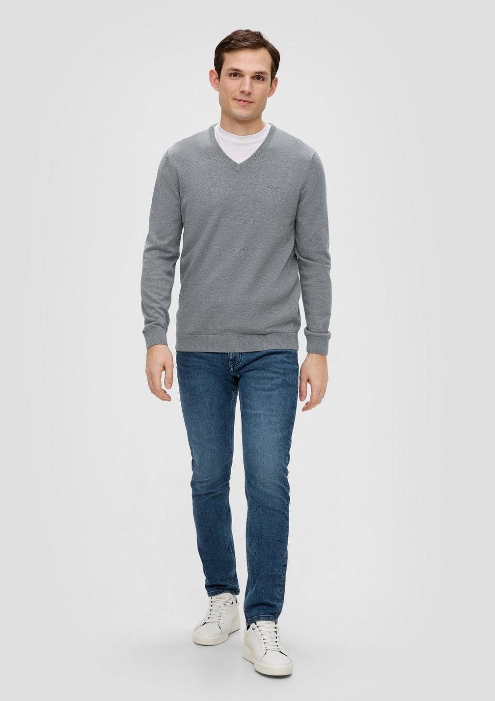 s.Oliver V-Ausschnitt-Pullover Casual (1-tlg) mit V-Ausschnitt und Logo-Stickerei, Feinstrick