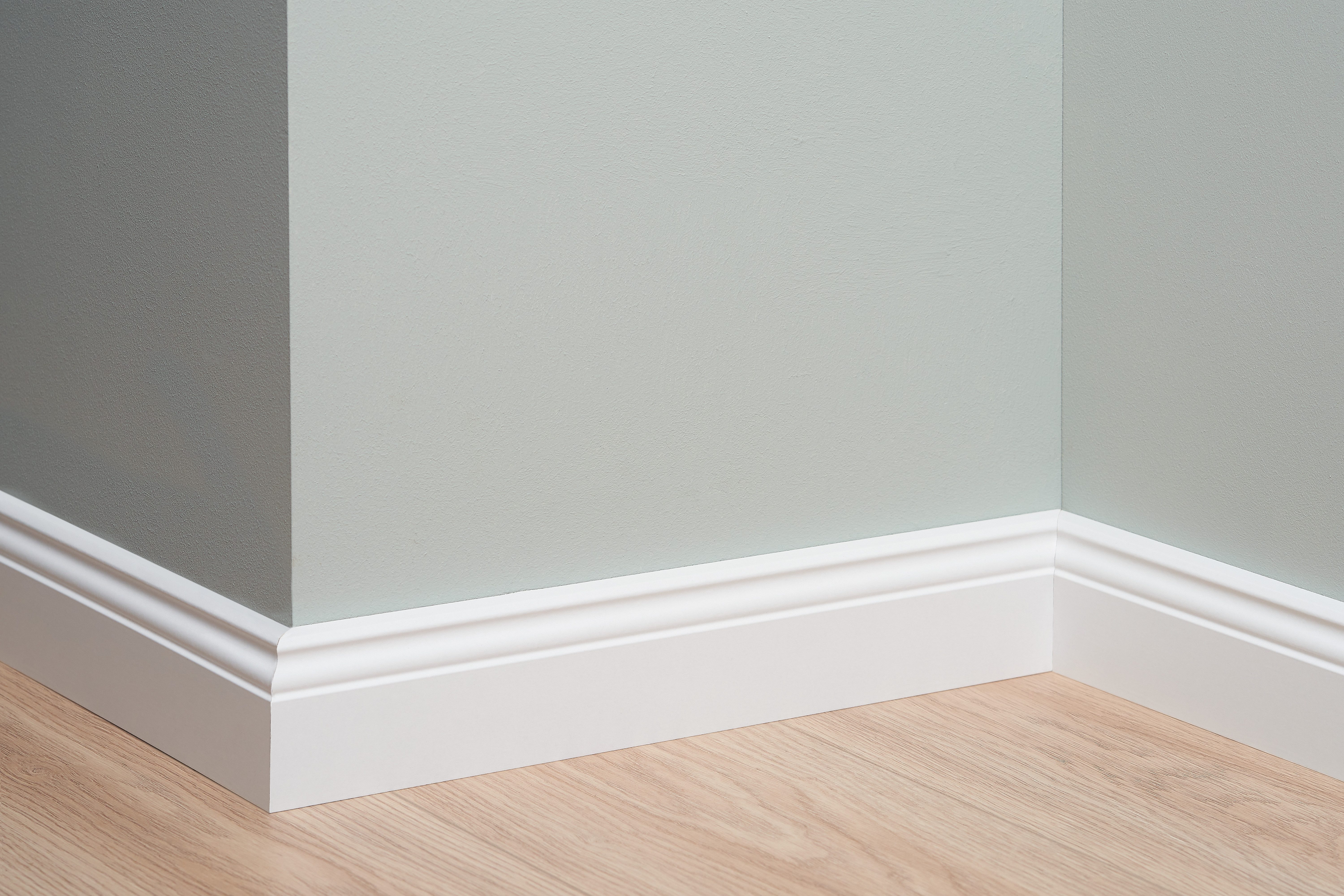 EGGER Sockelleiste Hamburger Profil geschwungen weiß, L: 240 cm, H: 7 cm, 1-St., passend zu allen Fußboden Dekoren