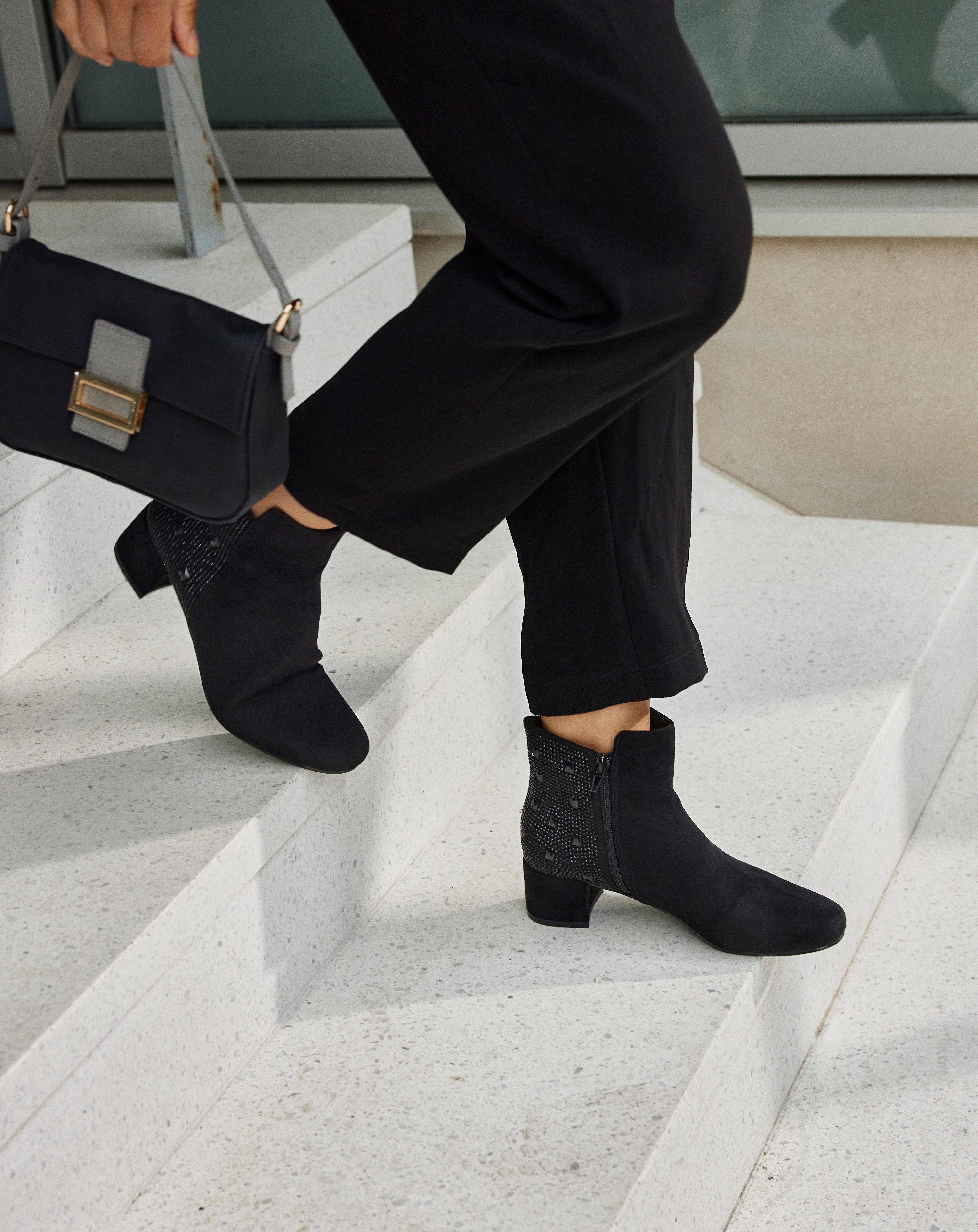 LASCANA Stiefelette mit raffiniertem Detail und Blockabsatz, kurzer Stiefel VEGAN