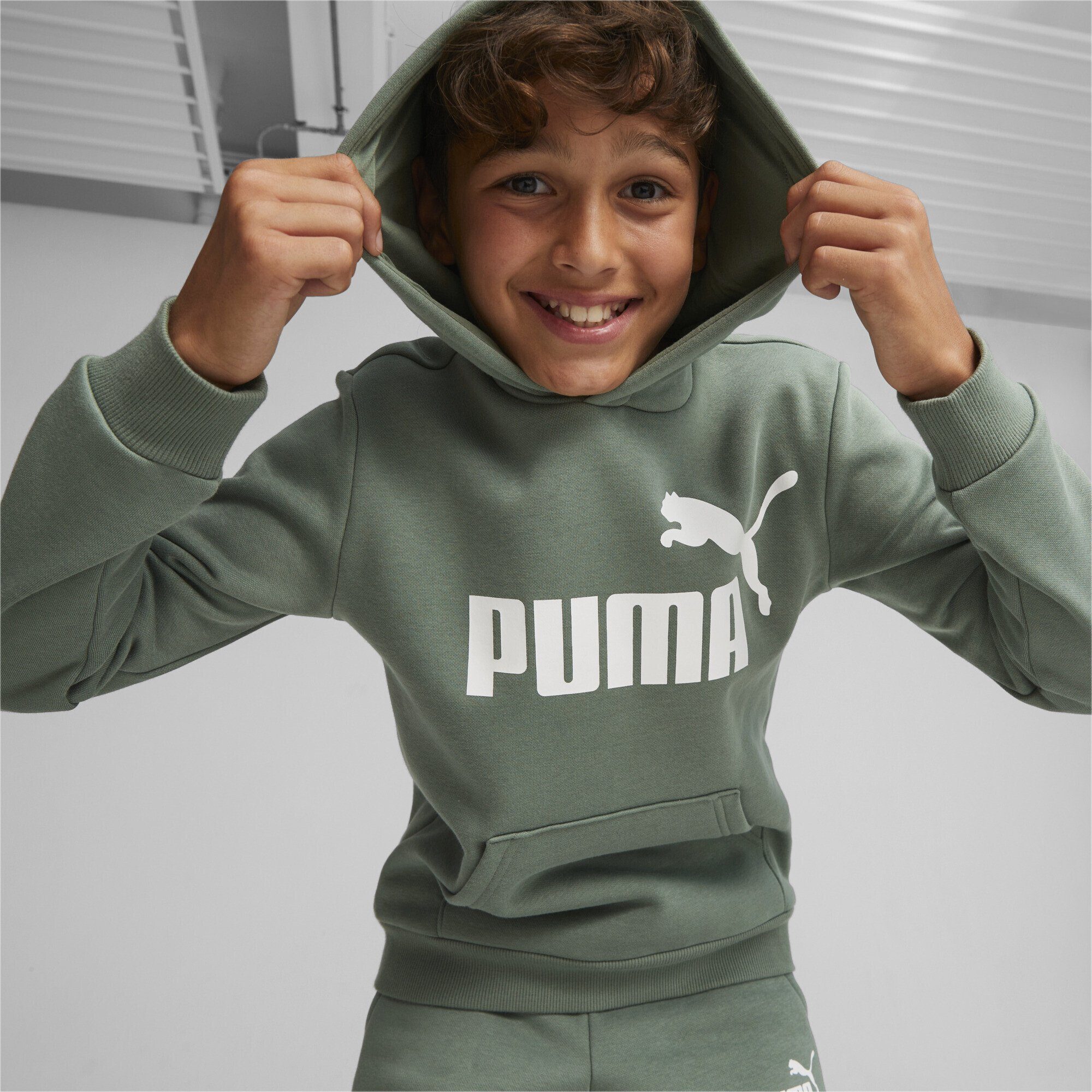 Eucalyptus mit Jungen PUMA großem Sweatshirt Green Logo Hoodie Essentials