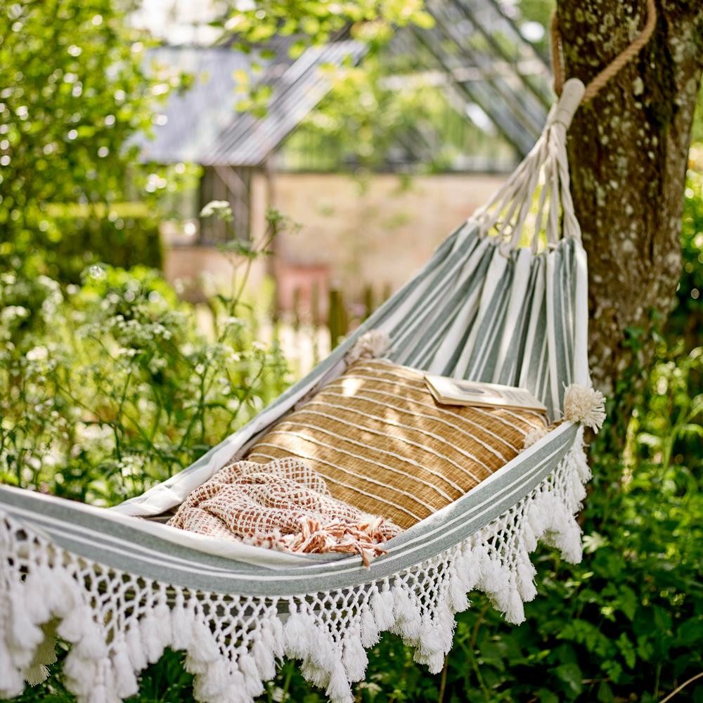 Bloomingville Hängematte Cruz grün Baumwolle Gartenhängematte Sommer Outdoor Entspannung, Gartenliege, Schwebeliege, Ruheplatz, Outdoorliege, Sommerdeko