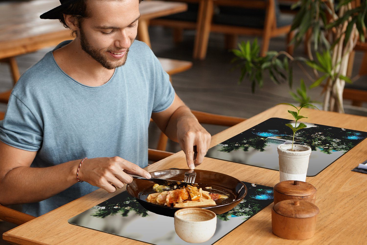 Platzset, Eine Nahaufnahme eines Weihnachtsbaums mit blauen Schmutzabweisend Platzmatte, Platzdecken, (6-St), MuchoWow, weißen Platzset, Kugeln, und Tischmatten