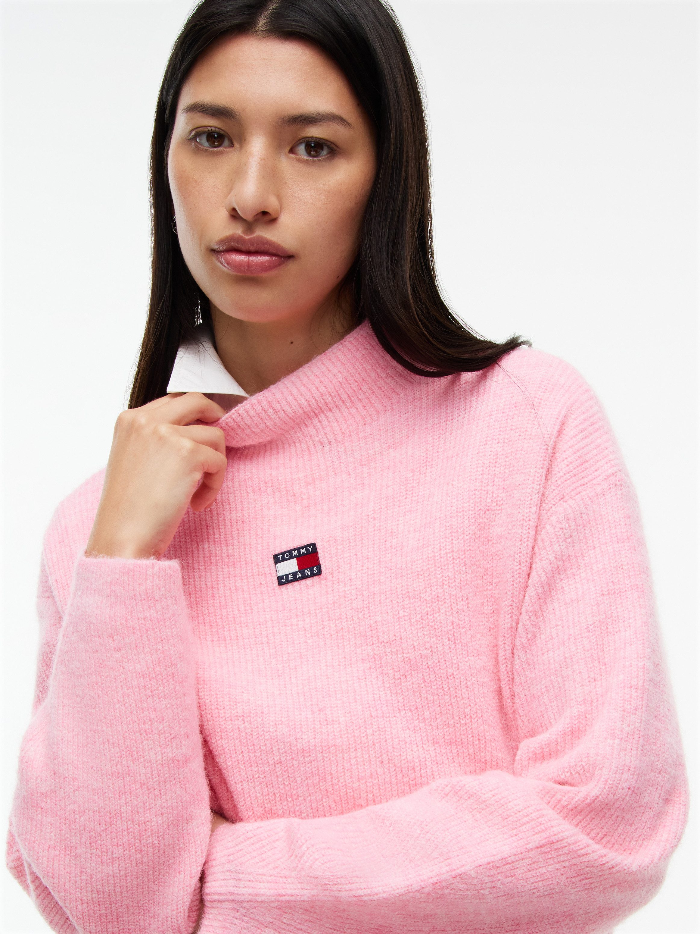 Tommy Jeans Stehkragenpullover TJW MOCKNECK BADGE SWEATER EXT Materialmix mit Alpaka – Bild 2 von 5