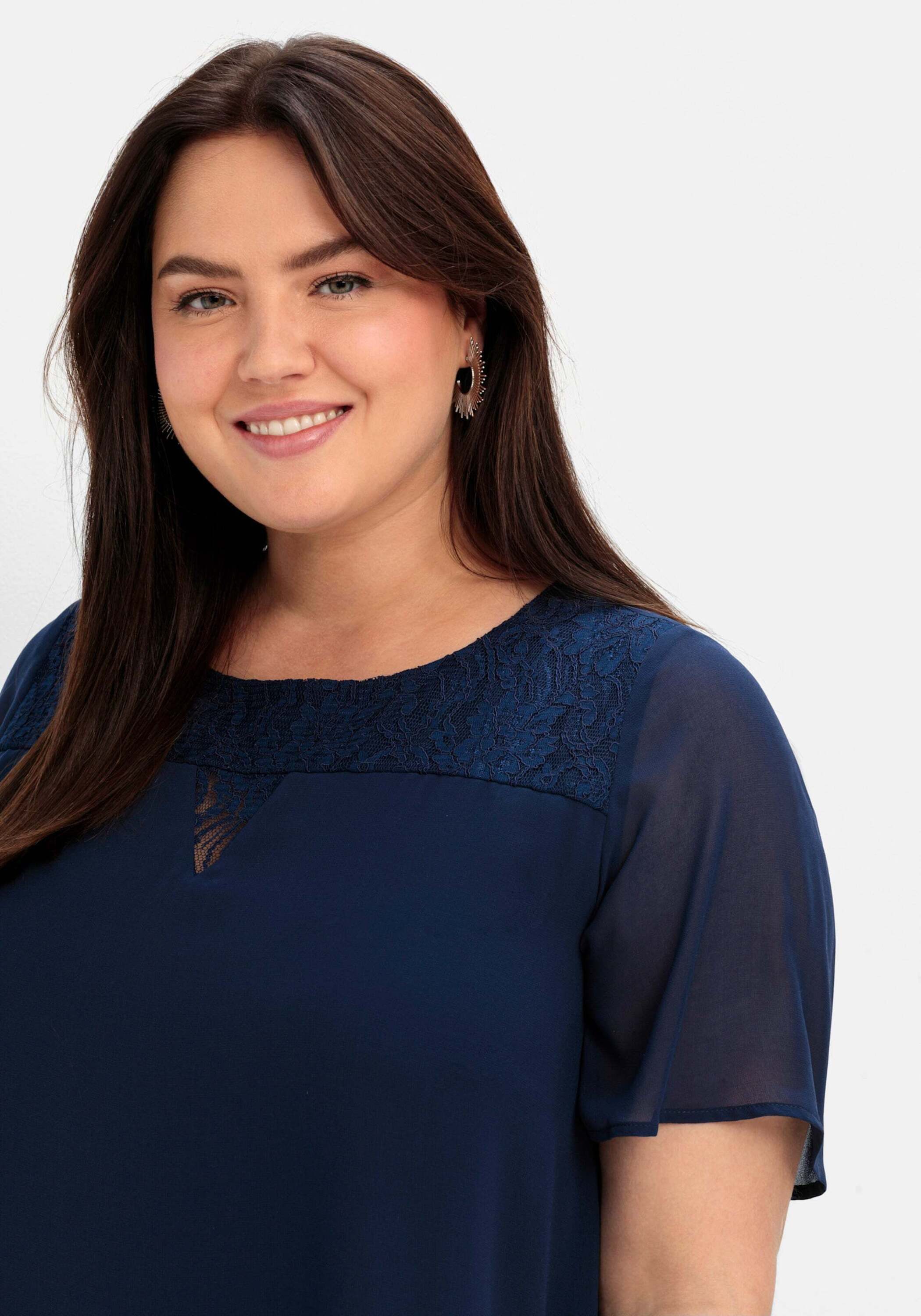 Sheego Etuikleid Abendkleid Kurzarm mit asymetrischen Volants – Bild 4 von 5
