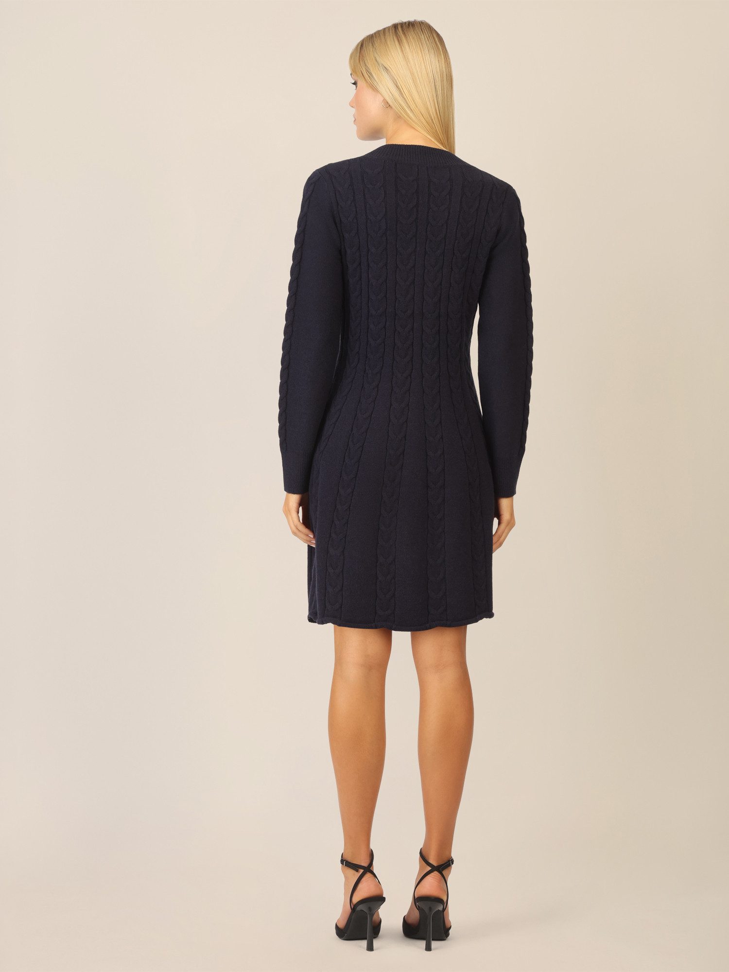 Apart Strickkleid mit Zopfmuster und V-Ausschnitt