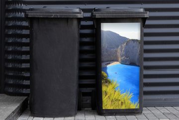 MuchoWow Wandsticker Grüne Vegetation auf den Klippen am Strand von Navagio in Griechenland (1 St), Mülleimer-aufkleber, Mülltonne, Sticker, Container, Abfalbehälter