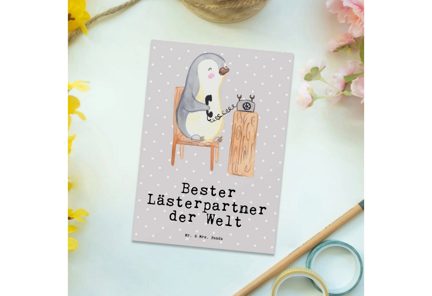 Thumbnail - Mr. & Mrs. Panda Postkarte Pinguin Bester Lästerpartner der Welt - Grau Pastell - Geschenk, lest, Witzige Sprüche
