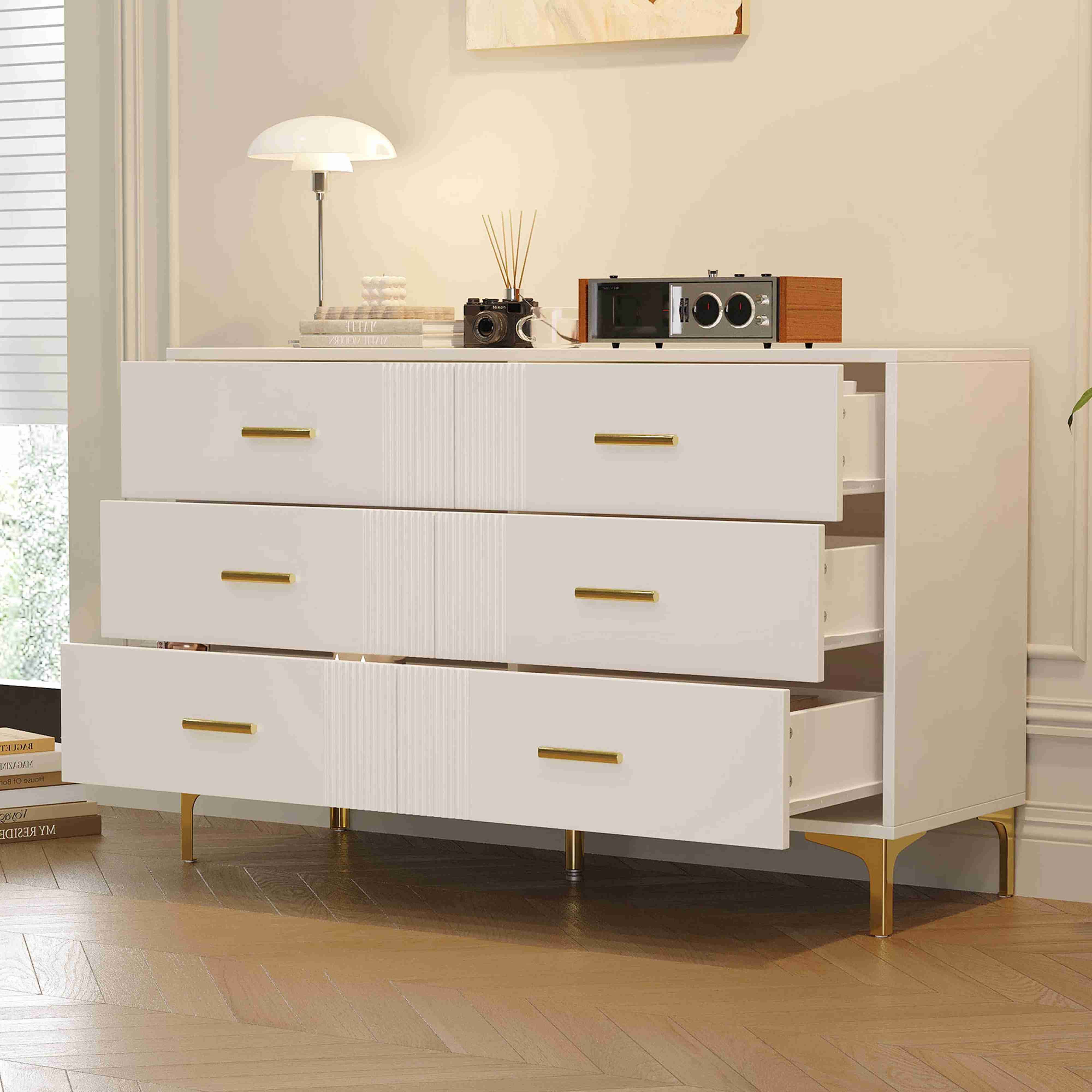 BlingBin Kommode (1 St., Mit 6 Schubladen, Goldene Griffe und goldene Füße), Vertikales Streifendesign, H76/B120/T40 cm, Weiß, MDF