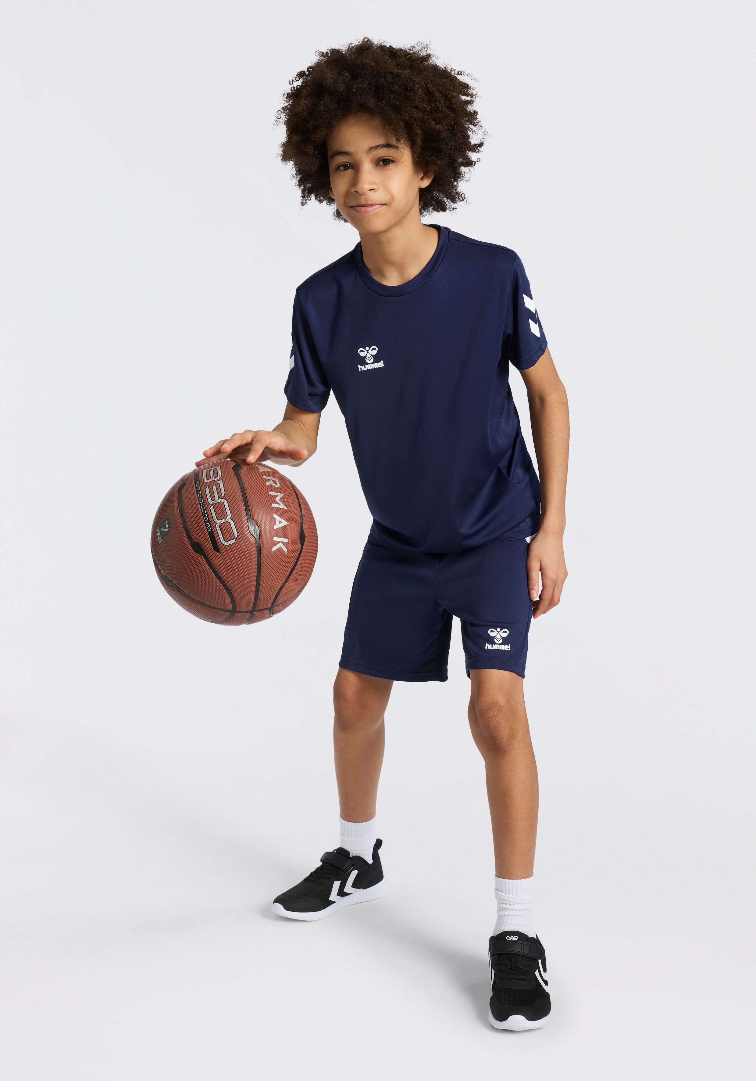 hummel T-Shirt & Shorts HMLLOGO SET KIDS (Set, 2-tlg., 2) mit elastischem Bund, aus Polyester, pflegeleicht, sportlicher Stil