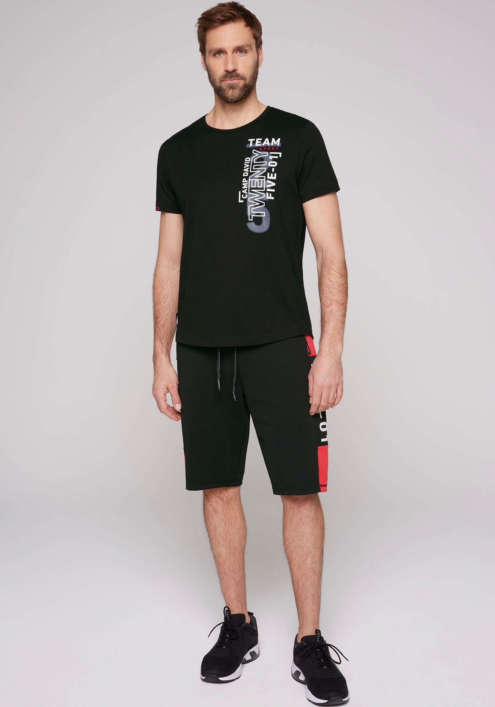 CAMP DAVID T-Shirt mit Vorderseite Print Label auf kleinem und Ärmel schwarz