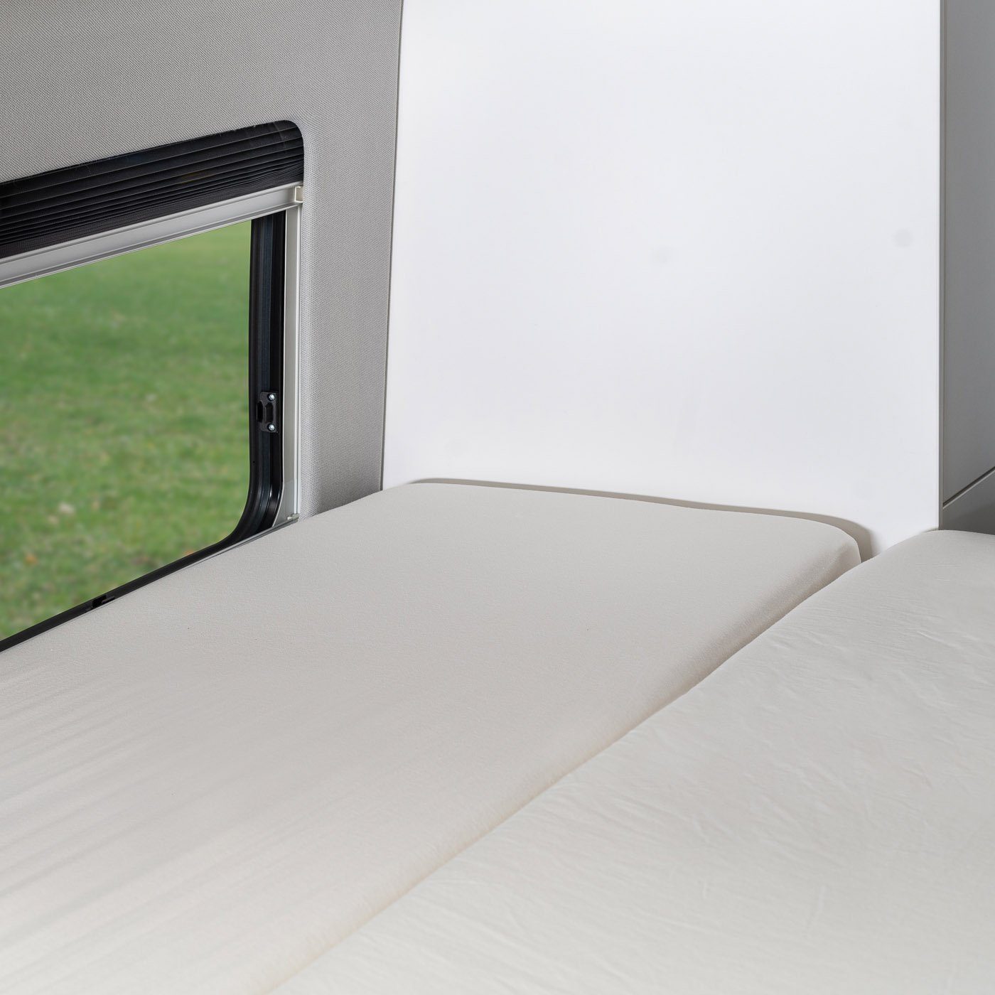 Matratzenschutzbezug VW Grand California 680 Camper Wohnmobil 3 tlg. Heckbett Weiß BLACK FOREST FOX