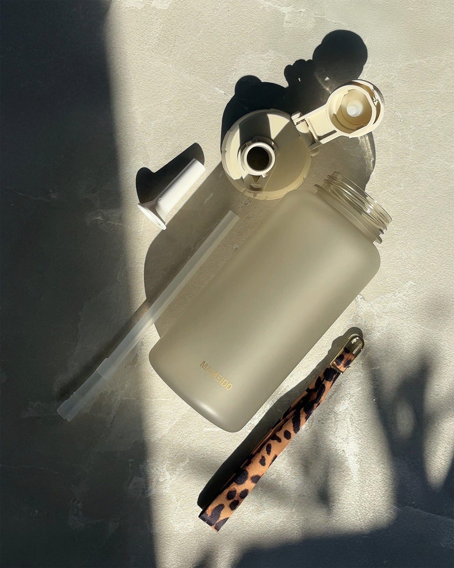 MAMEIDO Trinkflasche, mit 2-in-1 Deckel, Zeitmarkierung, Handschlaufe in 0,5l, 1l, 1,5l & 2l