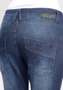 GANG Slim-fit-Jeans 94New Georgina mit charakteristischen Abnähern quer über den Oberschenkel