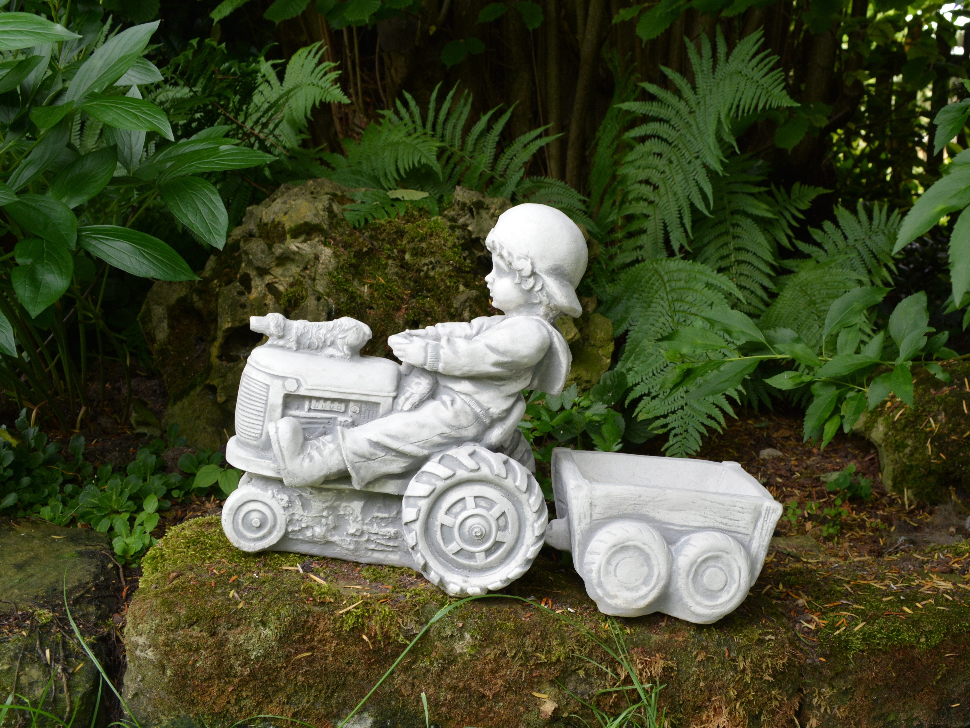 gartendekoparadies.de Pflanzkübel Junge mit Traktor, Anhänger Pflanztopf Pflanzgefäß, H. 32 cm, 14 kg, Frostsicher