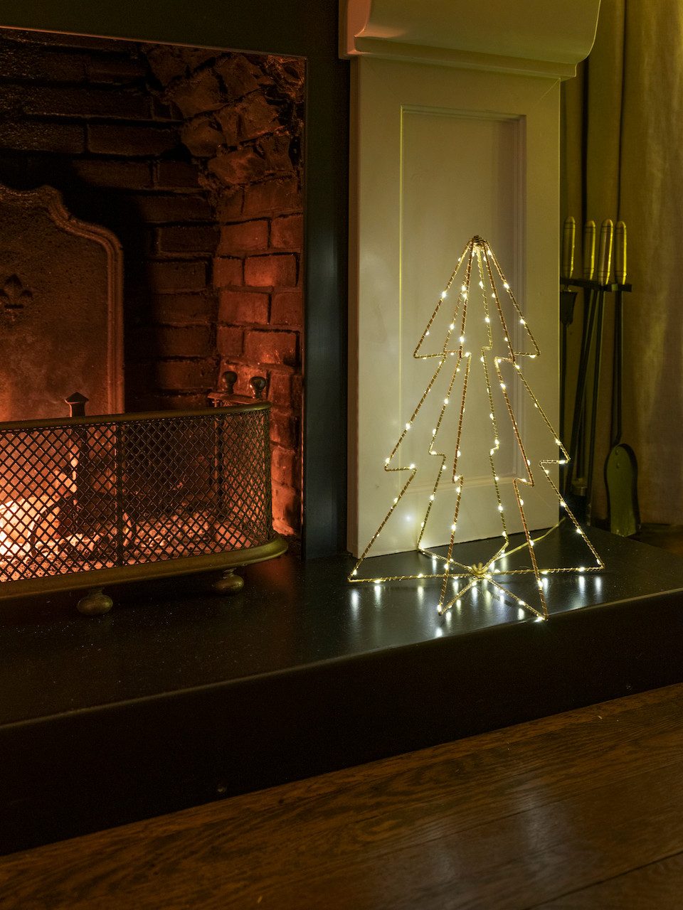 Christmas United Künstlicher Weihnachtsbaum Moderner 6-seitiger LED-Weihnachtsbaum für Innen und Außen Christmas, Künstlicher Drahtbaum