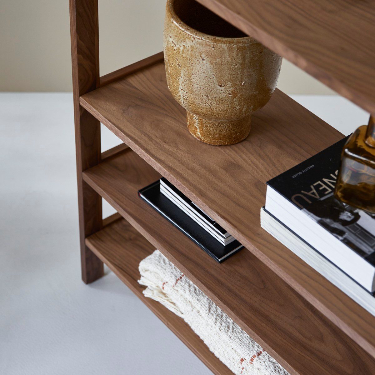 Tikamoon Bücherregal Bücherregal Esmée aus Nussbaumholz 110x105