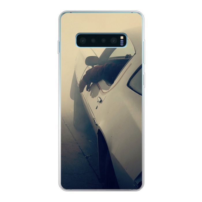MuchoWow Handyhülle Mann sitzt in einem Luxusauto im Nebel Phone Case Handyhülle Samsung Galaxy S10+ Silikon Schutzhülle