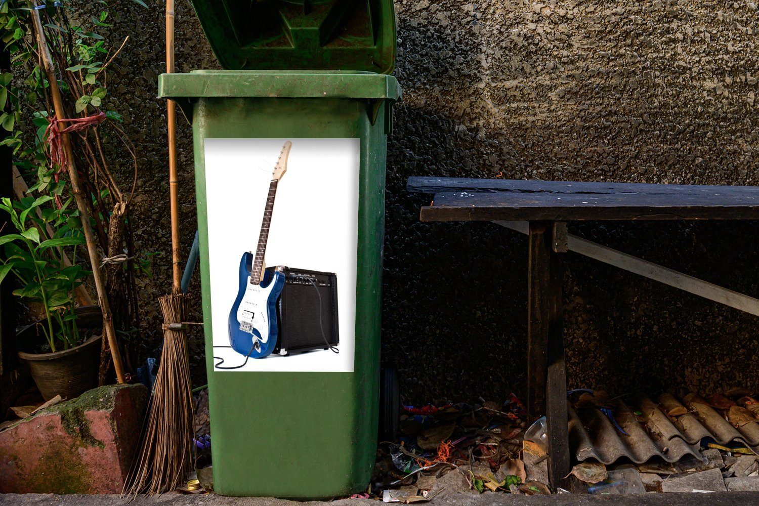 MuchoWow Wandsticker Eine Abfalbehälter Verstärker einen ist E-Gitarre, Mülleimer-aufkleber, (1 Sticker, Container, Mülltonne, an St), die gelehnt