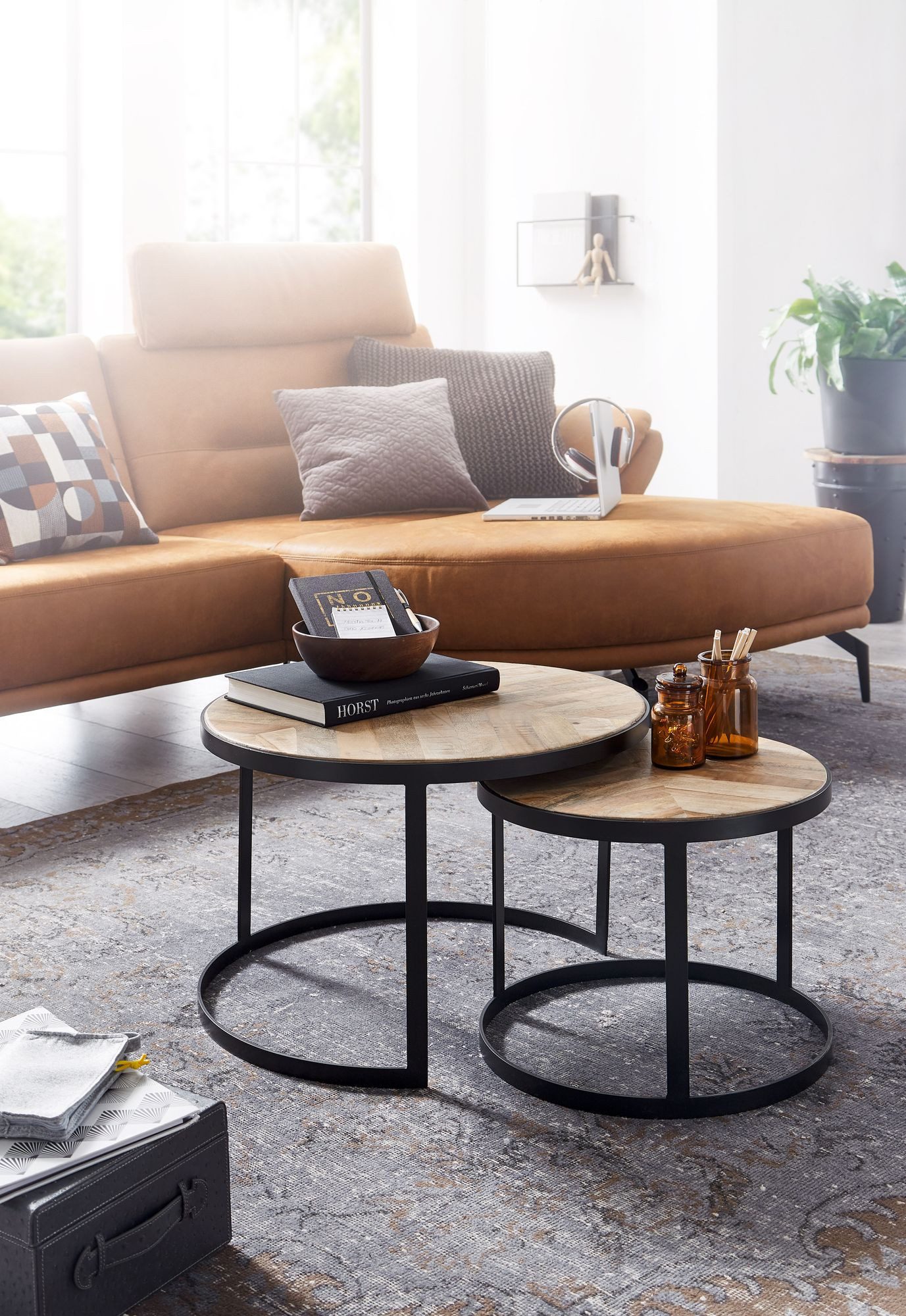 FINEBUY Couchtisch FB63746 2 teilig Wohnzimmertisch Massivholz Rund Beistelltisch (2er Set Mango / Akazie Massivholz Rund Modern), Satztisch mit Metallbeine, Beistelltisch