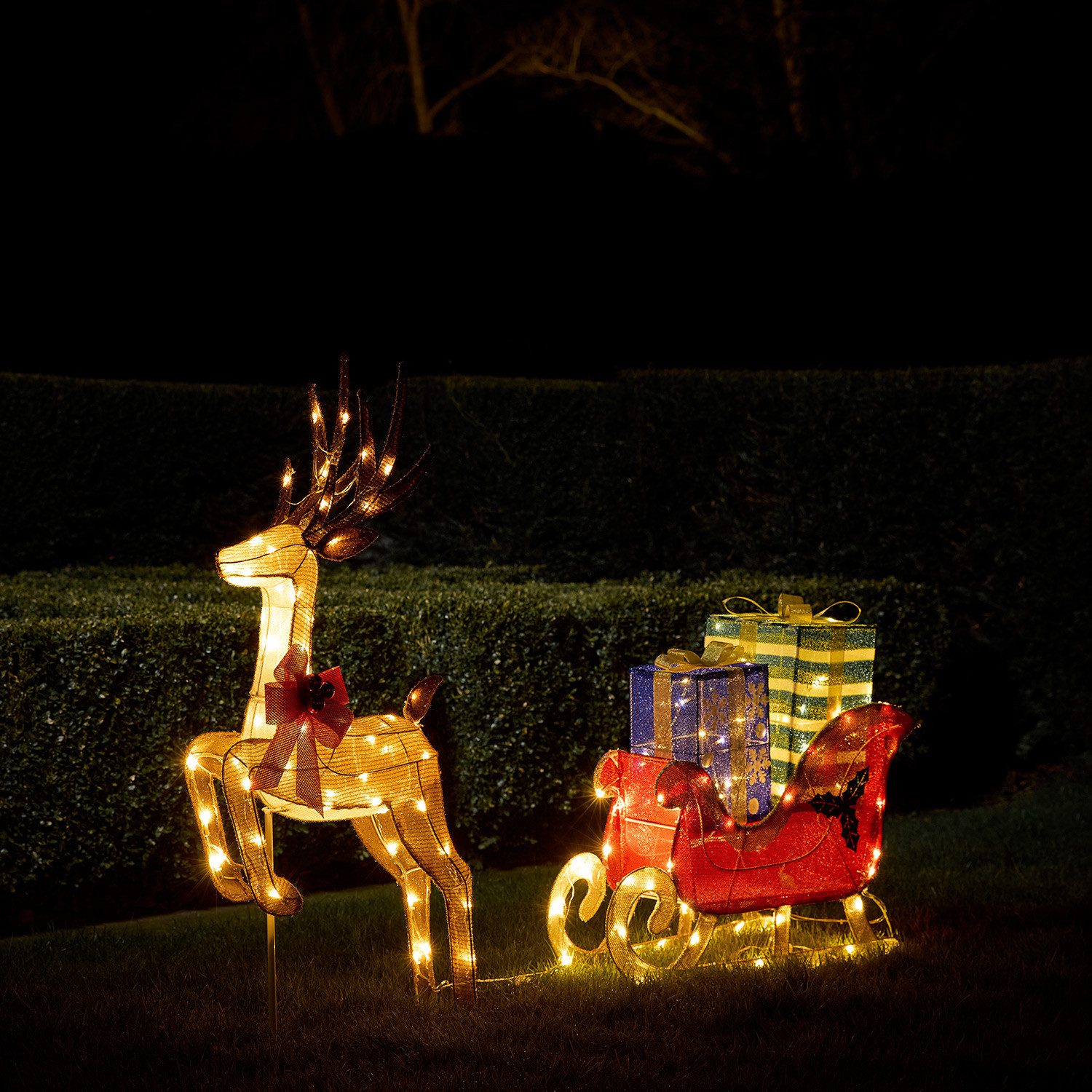 Lights4fun LED-Dekofigur Farbiges LED-Rentier mit Schlitten voller Geschenke