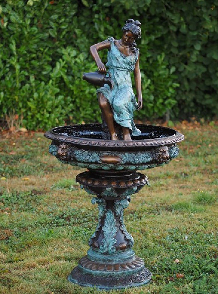 IDYL Gartenfigur IDYL Bronze-Skulptur Frau mit Krug wasserspeiend, Bronze