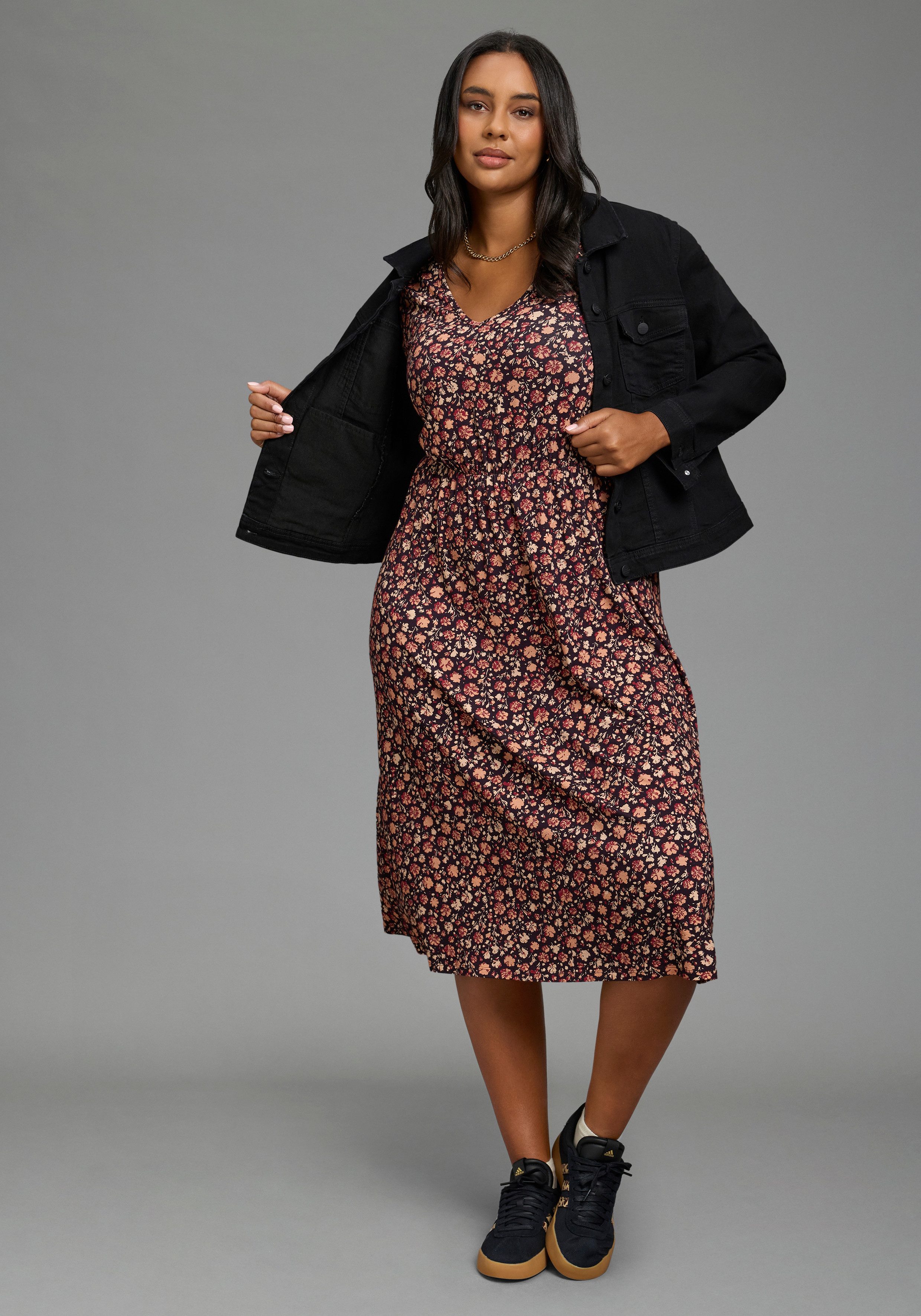 Laura Scott CURVE Midikleid Große Größen aus elastischer Viskosemischung, figurumspielende Passform. € 59,99, (€ 59,99 pro 1 Stk).