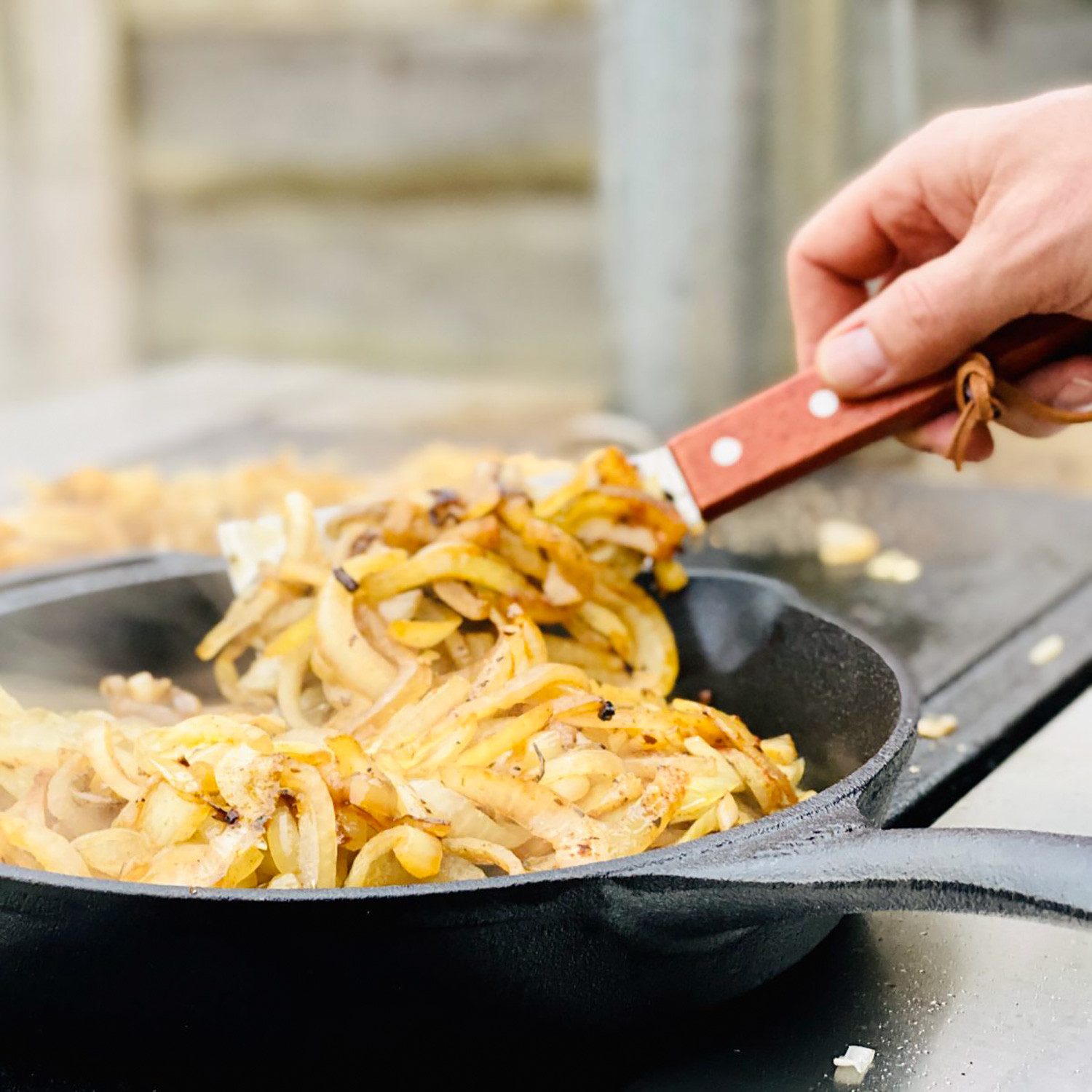 VALHAL OUTDOOR Grillspachtel Valhal Outdoor Flexibler Spatel - Edelstahl/Holz - Echtlederkordel