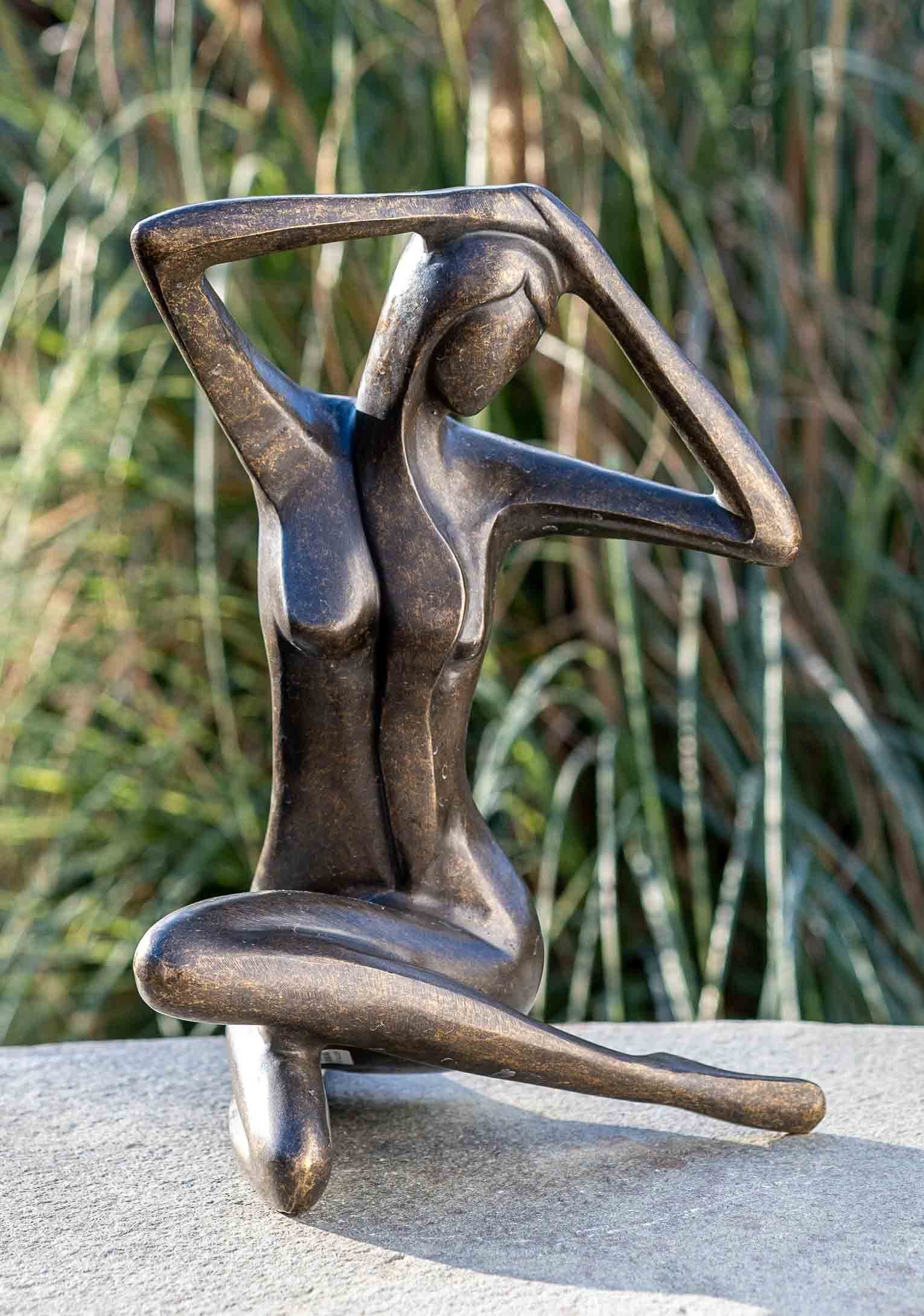 – Gartenfigur Sitzende Langlebig gegen IDYL Hand gegossen IDYL sehr witterungsbeständig Frost, Bronze-Skulptur und – und robust Bronze UV-Strahlung. Modelle von in in werden Bronze Frau, Wachsausschmelzverfahren patiniert. Die Regen –