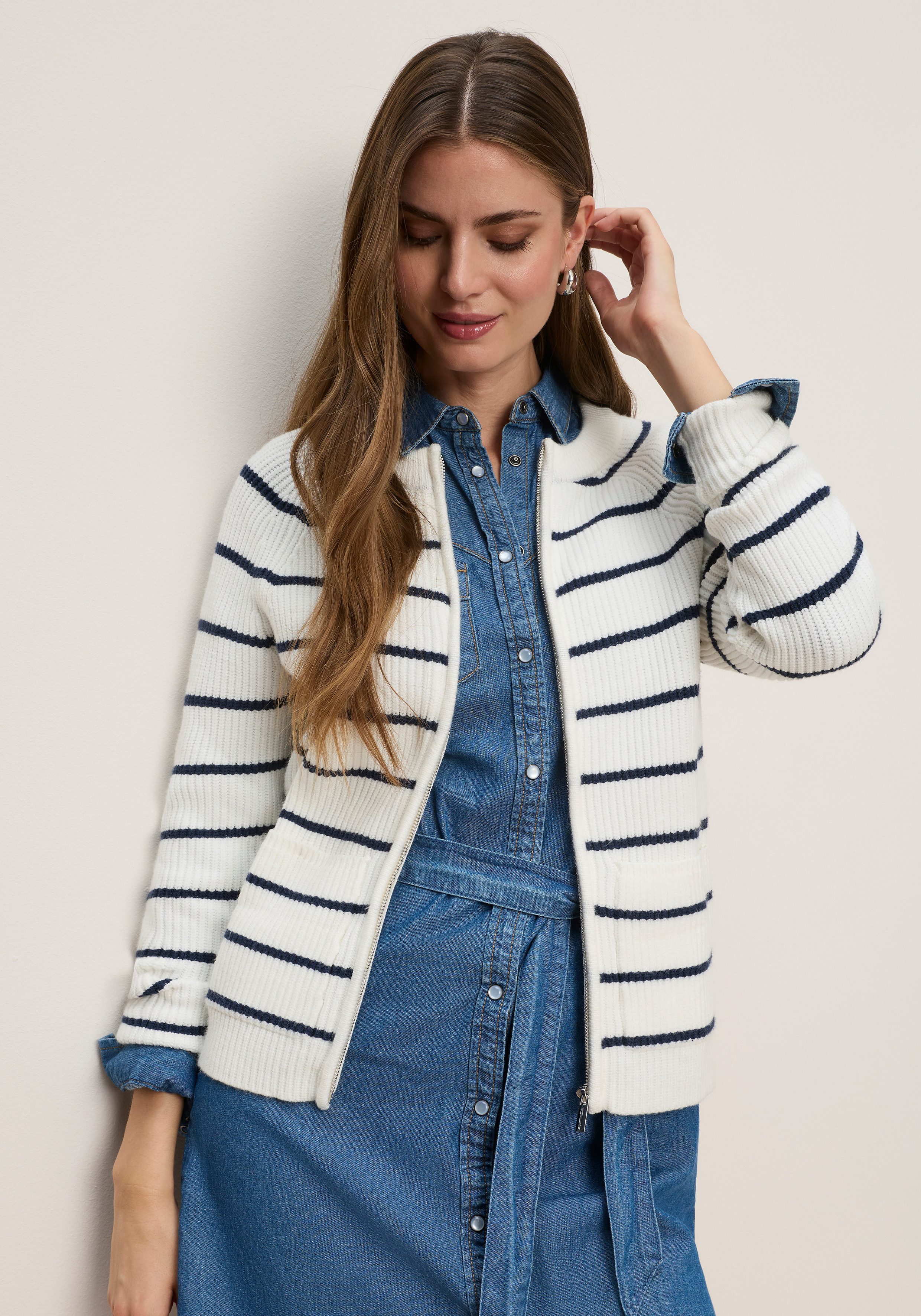 Tamaris Strickjacke mit Streifen und lässig geschnittener Passform aus weicher Viskosemischung. € 49,99, (€ 49,99 pro 1 Stk).